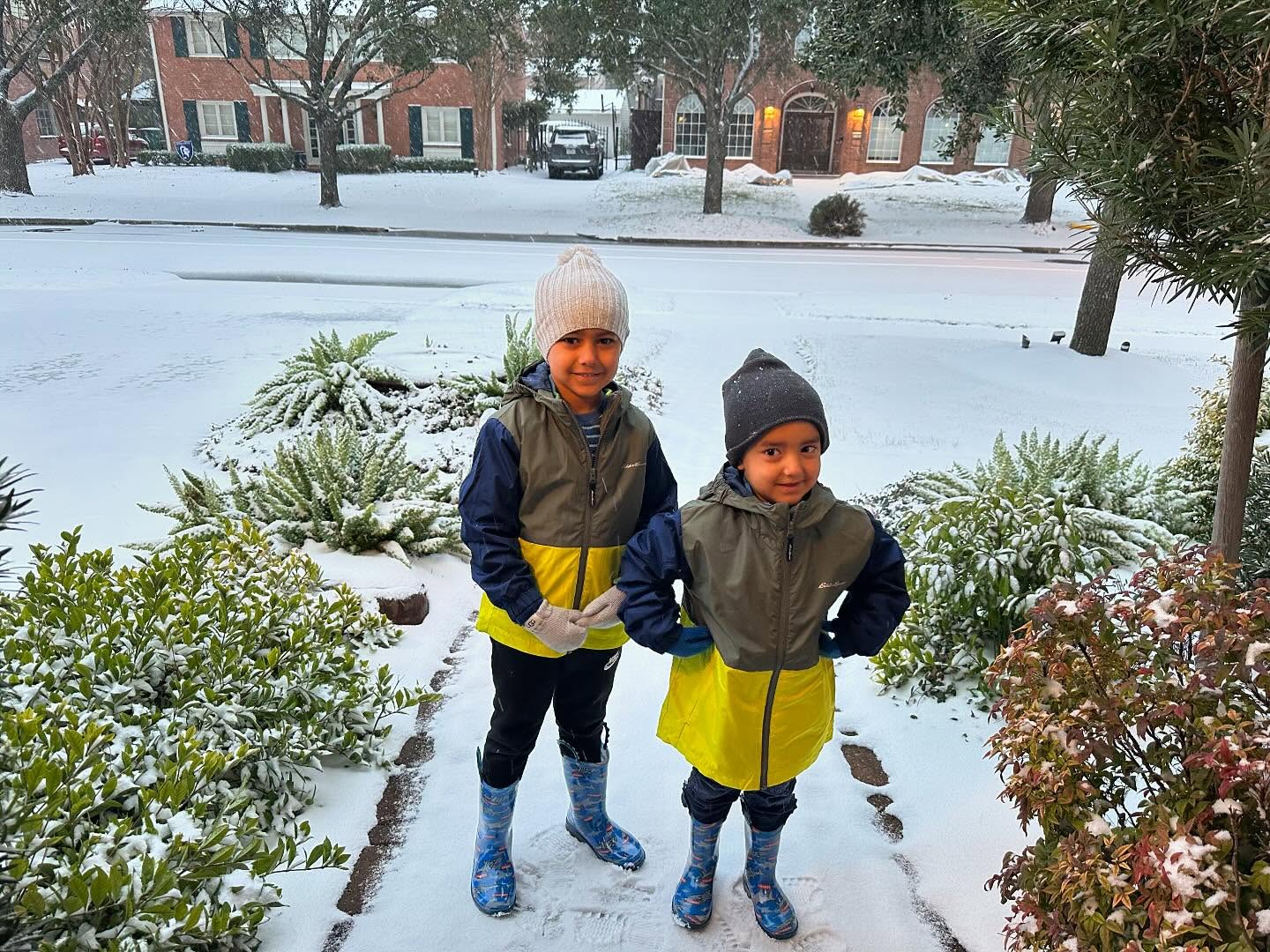 A surprise #snow day in #houston! It keeps falling and pray everyone, including our colleagues, staff, and patients at @houstonmethodist stays warm and safe. Reminds us of our time at @pittneurosurgery! ❄️☃️🌨️