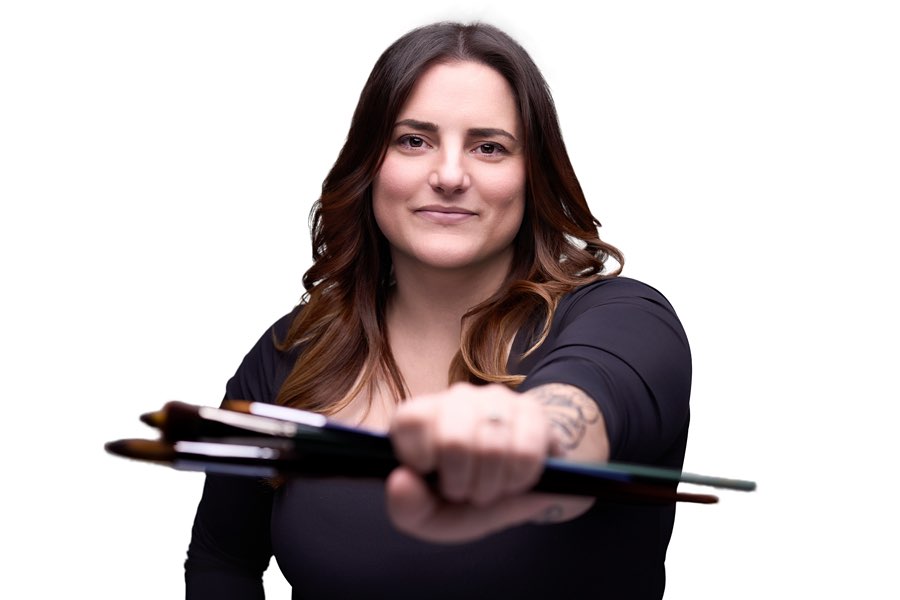 Reach out and grab it. 🤝🏼🧠🎨 Your journey to wellness begins with a single step—why not make it a creative one? 🎨✨ Through art, we can express, heal, and reconnect with ourselves. Grab hold of your path to growth by letting your creativity lead the way.
Huge shout out to @portraitartbyashley for spending some time with me recently in her own creative space to collaborate on some fun, professional images to capture the artist in me. 🎨💞 🙏🏻