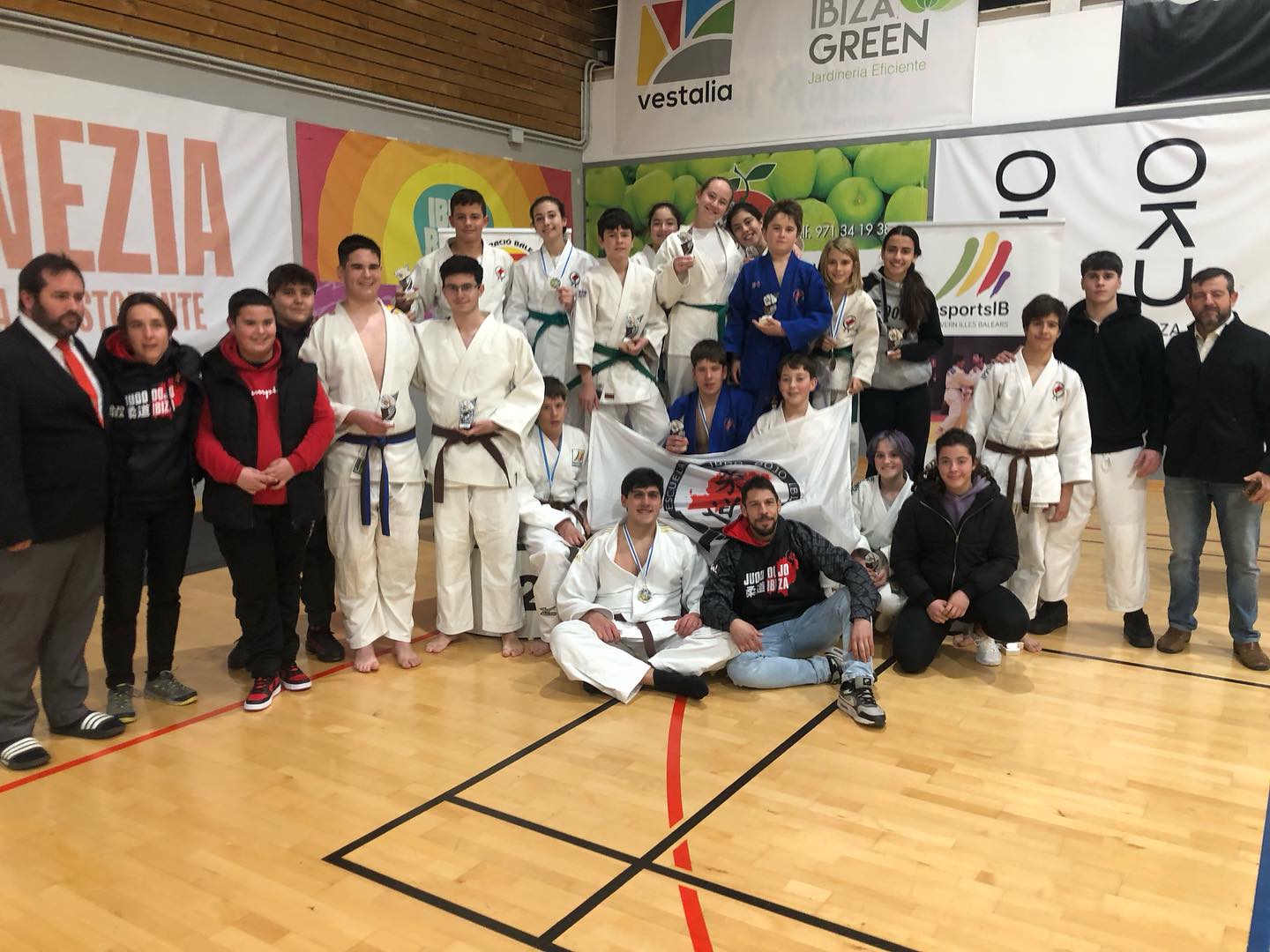 Intenso fin de semana de judo con muy buena actuacion de nuestros judokas
El sabado 3r control escolar (infantil/cadete) en Sant Antoni donde conseguimos 10 🥇 de 11 posibles:
Hugo -42
Diego -46
Eric -50
Pep +66
Sara -57
Emma +63
Izan -55
Telm -66
Tanit -48
Ingrid -57
También consiguieron 2 🥈 (Marc -38 y Carla -57) y y 2 🥉(Leonora -57 y Pol -55)
Esta misma tarda se disputó el ranking junior donde se clasificaron para el cto de Baleares Víctor Juan -90, Izan Alcoba -60 y Adriana Ferrer -63 como 🥇 y Telm Tur como 🥈 en -66
La mañana de domingo, en Calvia, Mallorca, tuvo lugar la primera jornada de la liga por equipos donde conseguimos 2 victorias de 5 encuentros disputados. El equipo ha estado formado por:
Izan Alcoba y Telm Tur -66
Sergio Pazos -73
Carlos Torres -81
Víctor Juan Y Carmie -90
Dmitro Kushnir +90
Gracias al resto de compañeros del club que han participado este fin de semana en ambos eventos
Rodrigo Martinez como árbitro
Ingrid y Bruno como cronos
Y Uxue como Coach
Muy orgullosos del gran trabajo y del gran equipo que formamos