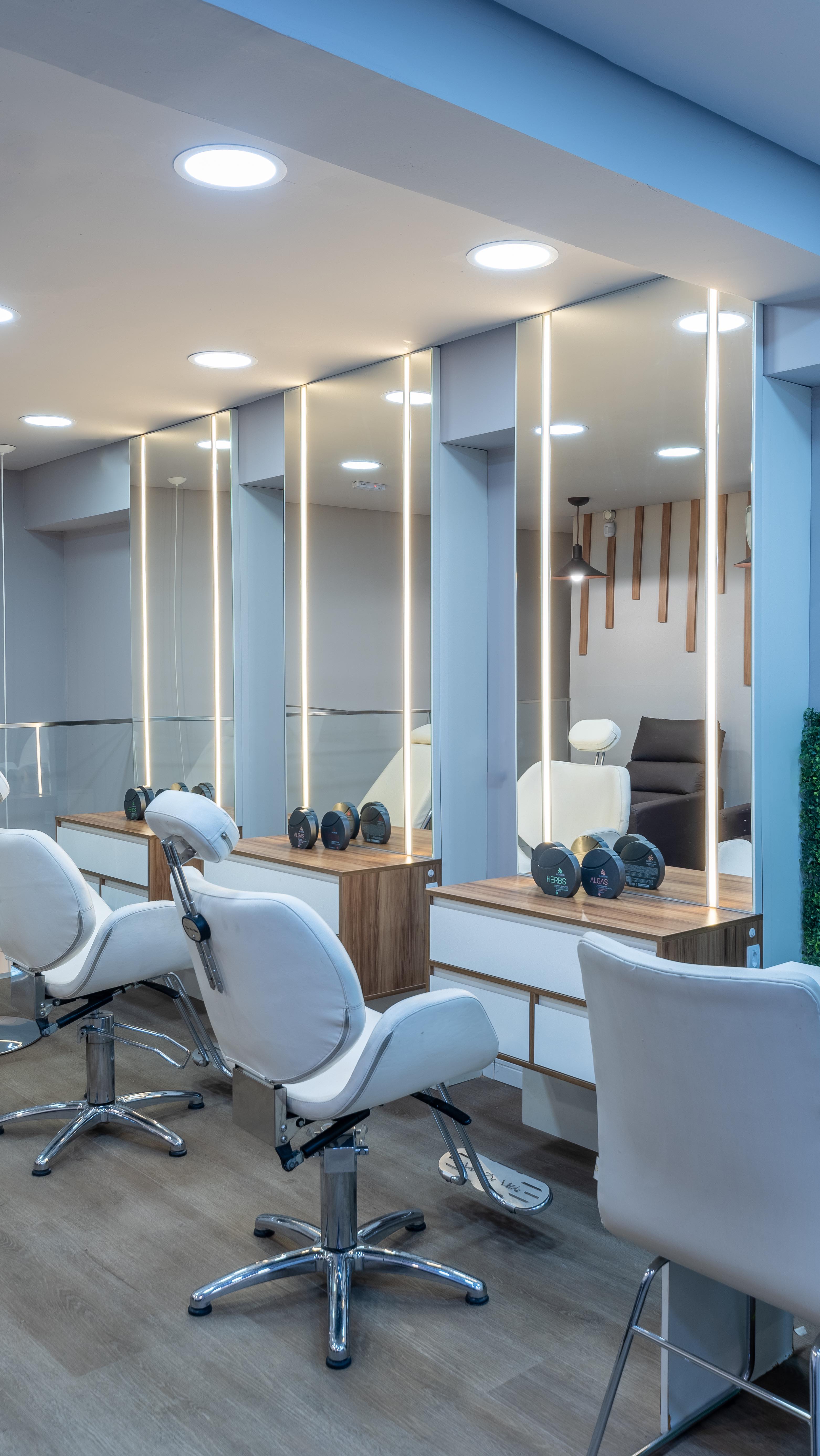 Transformando ambientes e contando novas histórias.
Arquitetura de interiores vai além da estética: é sobre criar conexões entre pessoas e espaços. Cada detalhe, forma e material escolhido reflete funcionalidade, beleza e bem-estar, transformando ambientes em experiências.
📸 @paulabrant.fotografia
#transformation #interiordesign #arquiteturadeinterior #salaodebeleza #ambientedecorado #estetica