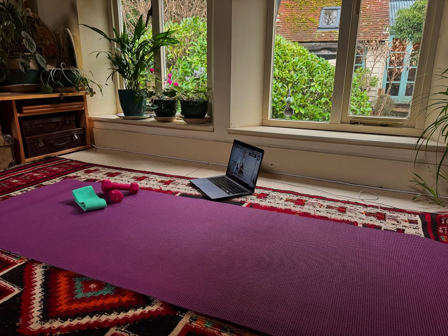 Morning spent exploring and designing new movement for mat work classes. One of the many things I love about Pilates is the versatility, the ability to take one exercise and from there explore endless variations to keep challenging ourselves. I love going to new instructors or from home, I explore the amazing library on YouTube - there’s always new inspiration to be found so thank you fellow Pilates instructors, you continue to teach me so much !
#pilates #pilatesteacher #matpilates