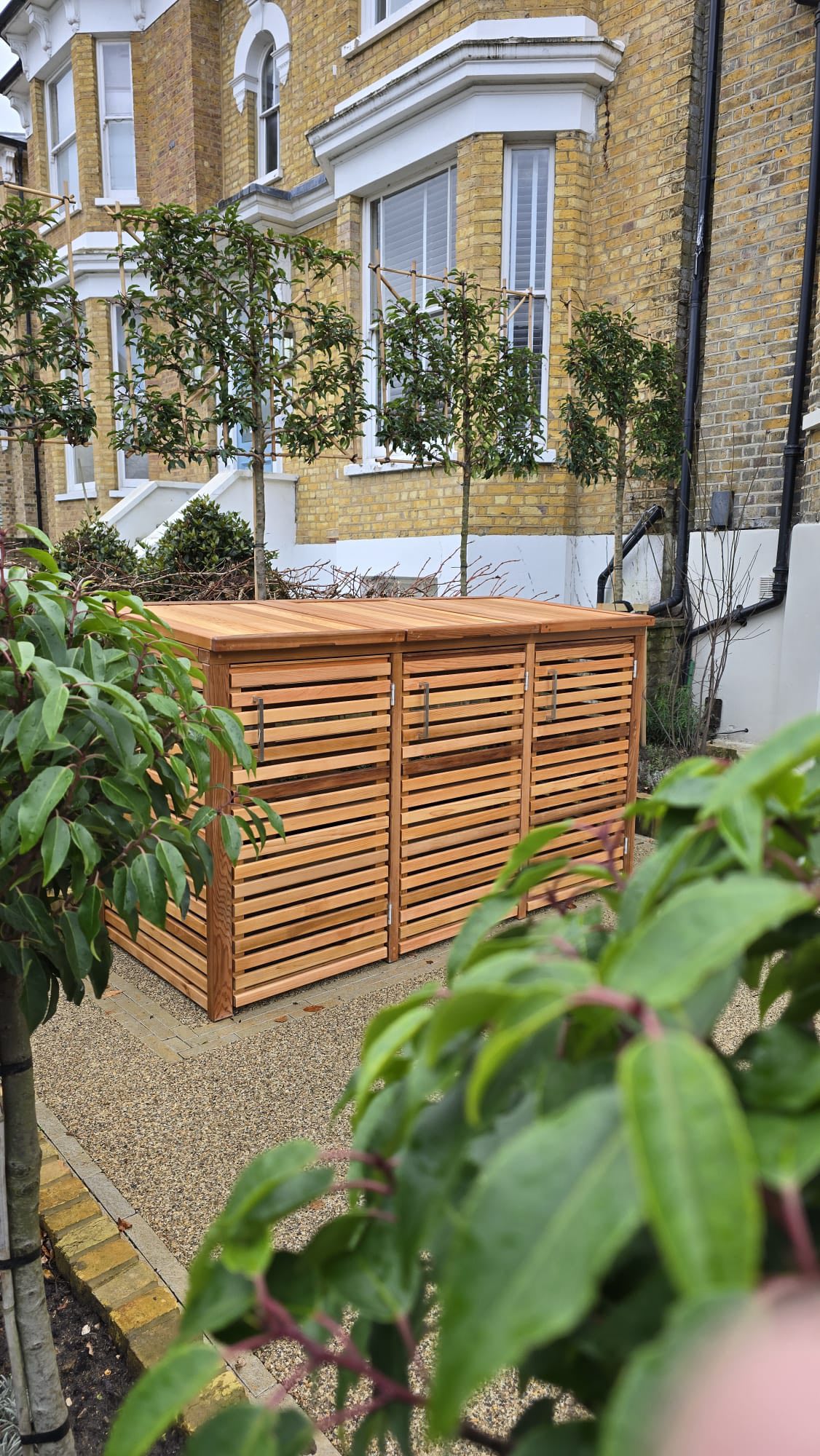 Today’s installation!
A cedar triple slatted bin store 😍
#binstore #binshed #bincupboard #binstorage #binstorageideas #garden #gardenstorage #gardenideas #gardeninspiration #bikestorage #shed #london #londonlife