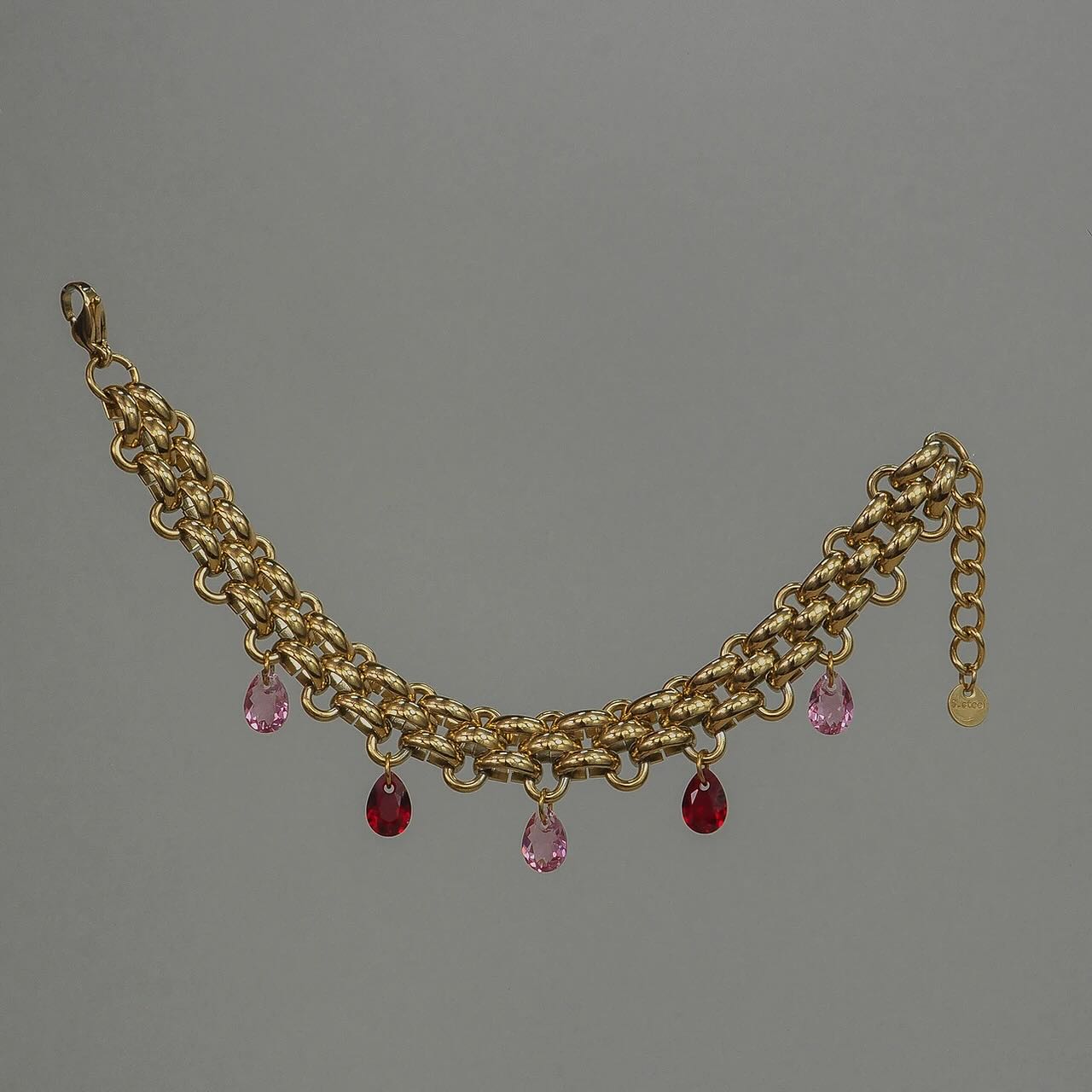 Med fargekombinasjon inspirert av en strikkegenser strikket av @_lavida.ida_ er dette armbåndet en soleklar favoritt i årets sommerkolleksjon 🩷❤️ Jeg tenker å relansere nettbutikken med ny kolleksjon 14. februar, skulle vi kjørt en liten V-day giveaway i mellomtiden med godsaker fra nye kolleksjonen? Stem under 👇🏼