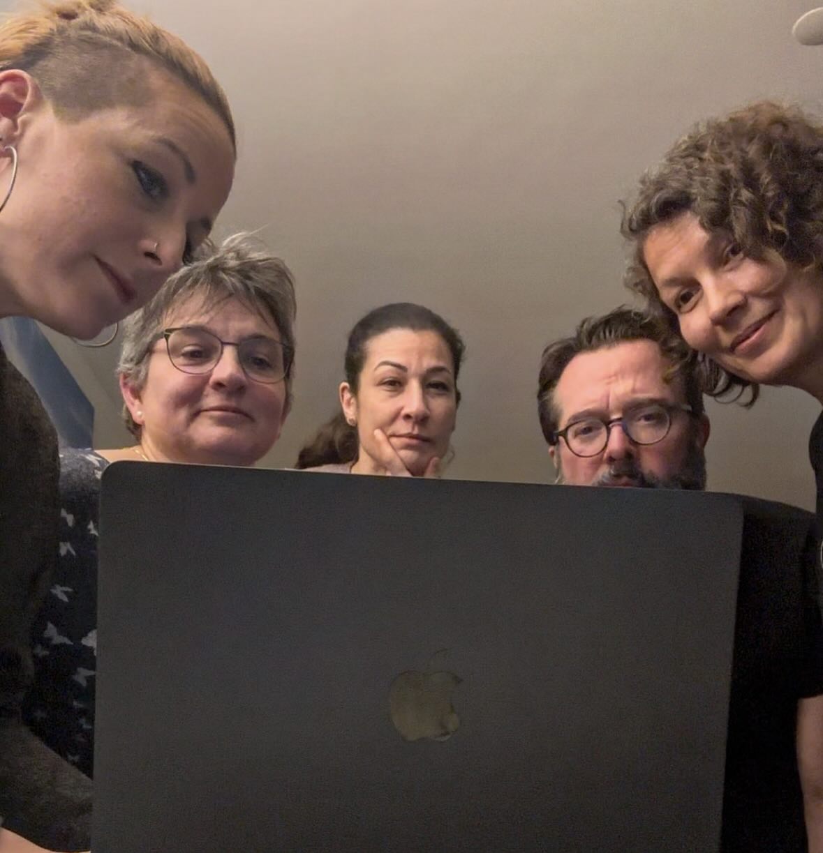 Zuerst die Arbeit, dann das Vergnügen.
E Vorstandsitzig me isch düre und d Wort si üs nid usgange.
Mir si aber zum Punkt cho und hei wider einiges dörfe erarbeite. So macht’s Spass
#danke #vorstand #sitzung #theater #laientheaterlindenblatt #aarwangen