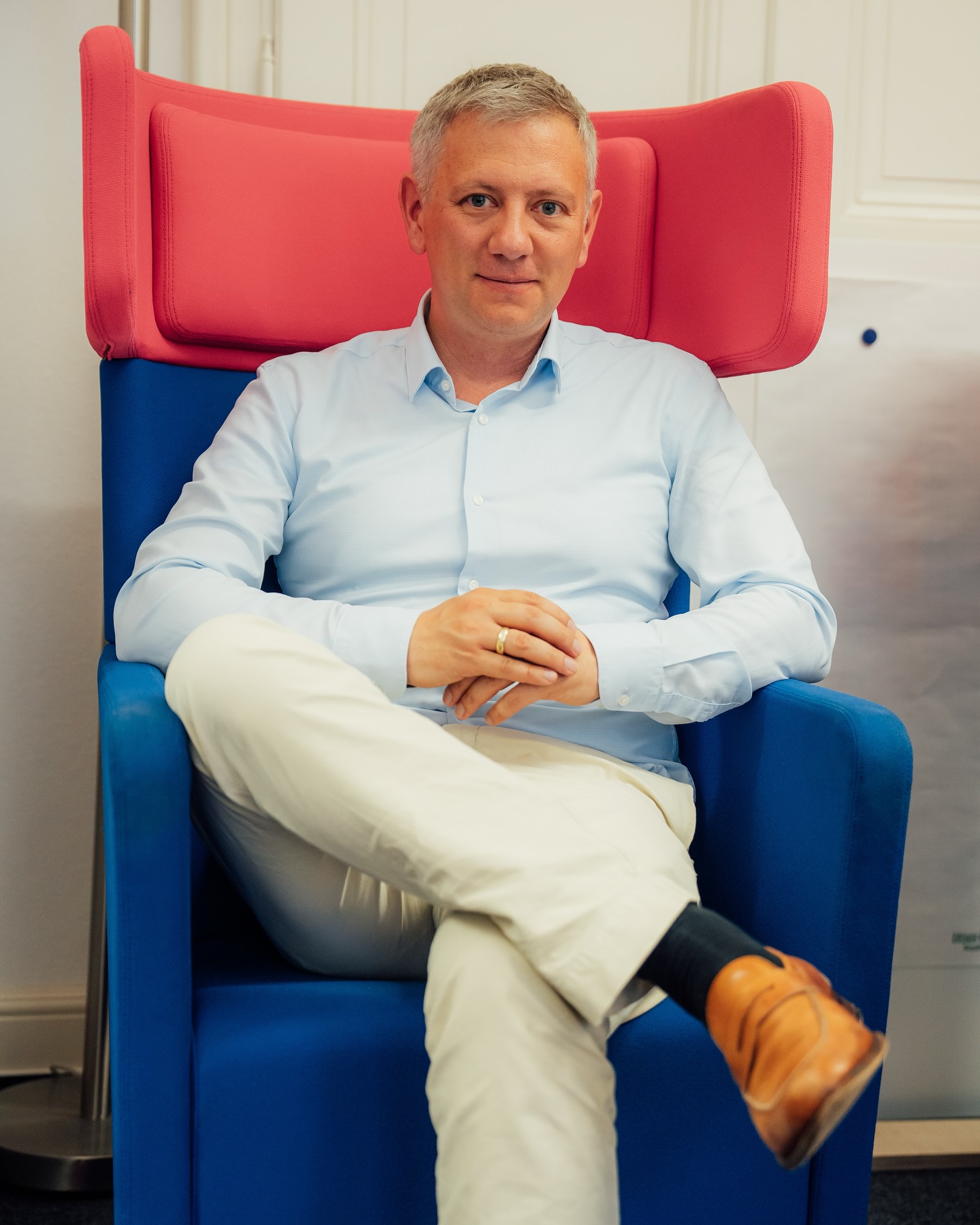 Wir haben die Landesregierung gefragt, welche Auswirkungen die geplante Änderung des Kommunalrechts auf die Sitzverteilung in den Kommunalparlamenten haben wird. Konkrete Antworten bleibt sie schuldig. Fest steht jedoch, dass die geplante Einführung des d’Hondt-Verfahrens kontrovers diskutiert wird – und das aus gutem Grund. Das Verfahren bevorzugt systematisch größere Parteien und benachteiligt kleinere Gruppierungen, selbst wenn diese einen beachtlichen Stimmenanteil erzielen. Dadurch wird die politische Vielfalt eingeschränkt und der Grundsatz der Proportionalität verletzt.
Das Ziel eines Wahlsystems sollte immer sein, die Stimmen der Wählerinnen und Wähler möglichst gerecht zu repräsentieren. Alternativen wie das Sainte-Laguë/Schepers-Verfahren gelten als fairer, da sie auch kleinere Parteien angemessen berücksichtigen. Mit der Bevorzugung des d’Hondt-Verfahrens setzen CDU und SPD hingegen auf eine Methode, von der vor allem sie selbst profitieren – offenbar ohne Rücksicht auf die Folgen. Es erscheint geradezu leichtfertig, ein Verfahren einzuführen, das das Vertrauen in die demokratische Legitimität gefährden könnte.
Es darf nicht passieren, dass wir unvorbereitet und im Blindflug in eine mögliche Verfassungswidrigkeit steuern. Es bleibt zu hoffen, dass die Anhörung in der kommenden Woche die Regierungsfraktionen dazu bewegt, ihren Kurs zu überdenken.