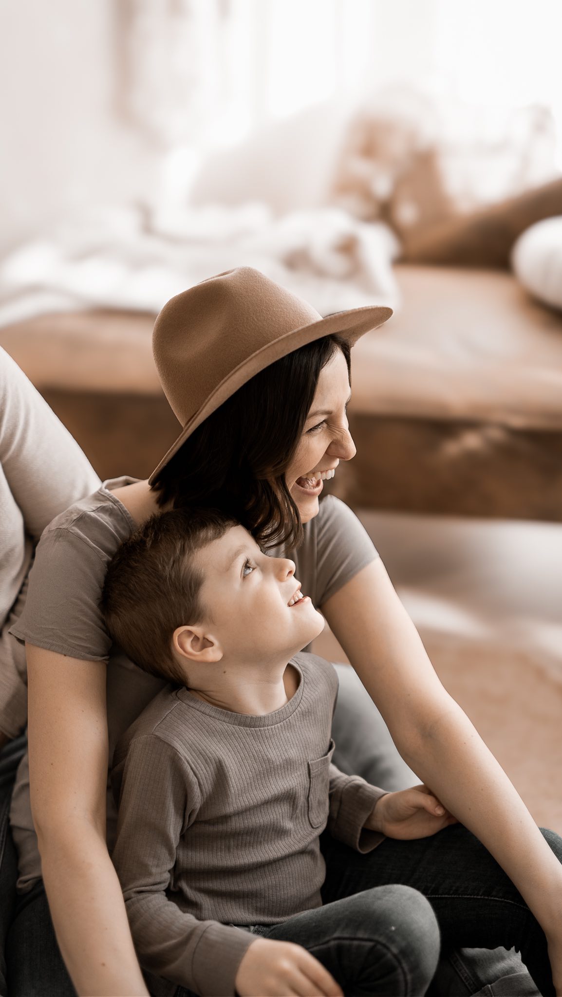 Dieses eine Bild, hast du das schon?
Es ist das Lachen deines Kindes, das du heute vielleicht nur beiläufig wahrnimmst.
Die kleine Hand, die deine fest umschließt.
Der Blick, den nur ihr zwei teilt.
Hast du dir jemals gedacht: „Ach, ich mache das Bild vielleicht später mal.“
Was, wenn es kein später gibt?
Was, wenn genau dieser Moment in 10 Jahren das ist, was du am meisten vermisst?
Ich bin hier, um diese Augenblicke festzuhalten.
Nicht perfekt gestellt, sondern echt – so wie ihr seid. Damit du immer wieder zurückreisen kannst, wann du willst.
Lass uns gemeinsam dieses eine Bild erschaffen, das später unbezahlbar sein wird.
Schreib mir eine Nachricht und lass uns dein Shooting planen.
Ich freue mich auf dich…🤎
#MomenteFürDieEwigkeit #Familienfotografie #EchteEmotionen #UnbezahlbareErinnerungen #DasEineBild #FotografieMitHerz #KinderfotografieHamburg #FamilienzeitFesthalten #KleineMomenteGroßeBedeutung #BabybauchUndFamilie
TAGESLICHTSTUDIO
FOTOGRAFINHAMBURG
FAMILIENFOTOGRAFIN
