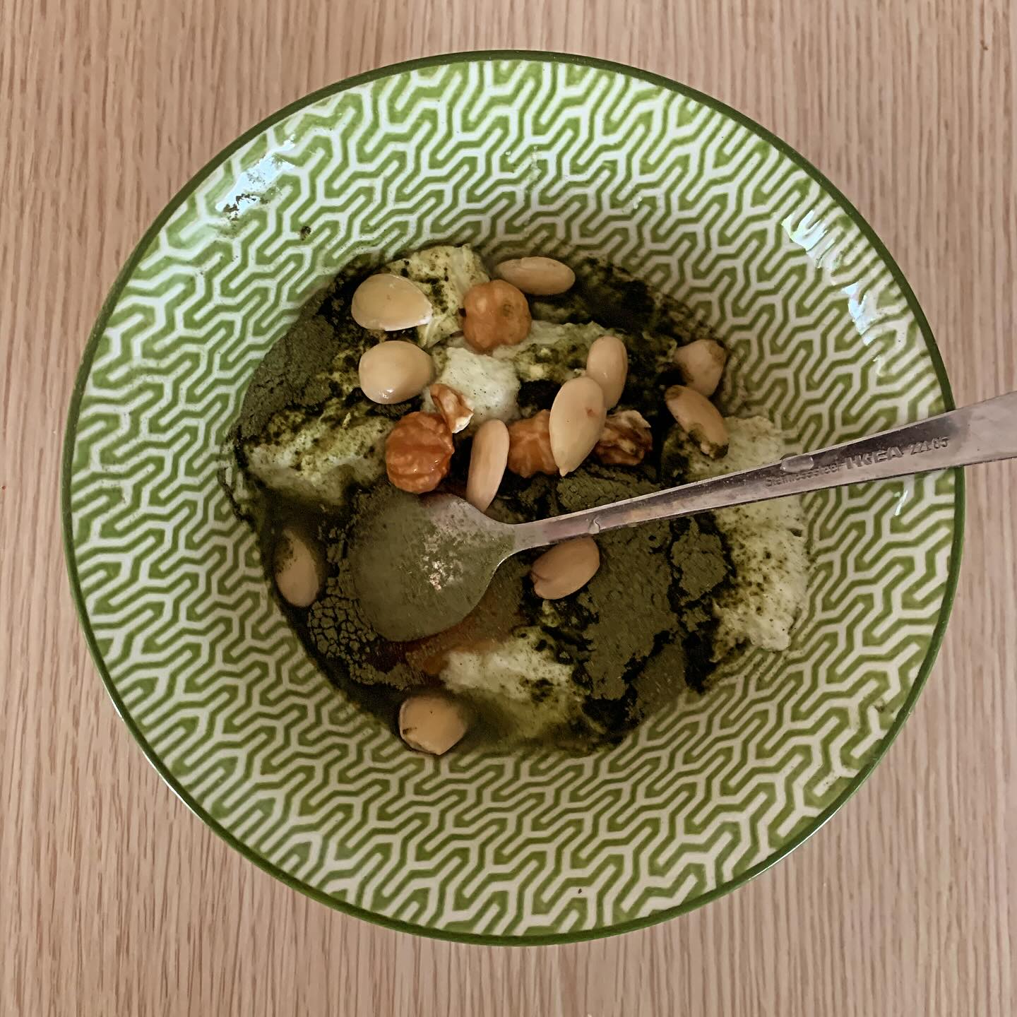 Mon petit goûter du moment : yaourt hyper fermenté du blog, avec des noix trempées 4h, de la poudre d'orties, et un peu de miel crû ! J'adorerais sécher moi-même les orties, mais pour l'instant j'achète... .
.
.
#BonAppetit !
.
Pensez à ENREGISTRER ce post pour vous inspirer plus tard ☺️ et vous abonner bien sûr 🥂
.
+ de 170 recettes et astuces sur
www.delicieuxsanssucre.com
Ou lien cliquable dans ma bio @delicieuxsanssucre
.
Créez VOTRE MODE D'ALIMENTATION sur mesure 🎁🎁 avec le programme TAPAS :
Un programme de folaï pour vous guider vers une alimentation saine, gourmande et durable en 8 modules ultra-pratiques !
.
.
#Transformezvotrealimentation
#MangerMieux #MieuxManger #Alimentation #AlimentationSaine #Flexitarien #FaitMaison #DansMonAssiette #MangerSain #MangerSainement #cestropbon #EquilibreAlimentaire #ReequilibrageAlimentaire #DelicieuxSansSucre #IgBas #IndexGlycemiqueBas #RegimeIgBas #miam #miamMiam #VraimentSain #SansGluten #gourmand #Bio
#legumesdesaison