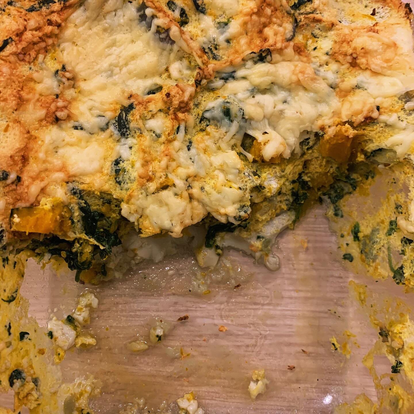 Petite invention du jour ! J'ai cuit des épinards, oignons rouges, topinambours, et potimarron au Vitaliseur de Marion (c'était notre cadeau de Noël !) et puis je les ai mélangés aux blancs d'œufs montés en neige, puis au four avec un peu de fromage... Trop facile et trop bon 🤗🤗. .
.
.
#BonAppetit !
.
Pensez à ENREGISTRER ce post pour vous inspirer plus tard ☺️ et vous abonner bien sûr 🥂
.
+ de 170 recettes et astuces sur
www.delicieuxsanssucre.com
Ou lien cliquable dans ma bio @delicieuxsanssucre
.
Créez VOTRE MODE D'ALIMENTATION sur mesure 🎁🎁 avec le programme TAPAS :
Un programme de folaï pour vous guider vers une alimentation saine, gourmande et durable en 8 modules ultra-pratiques !
.
.
#Transformezvotrealimentation
#MangerMieux #MieuxManger #Alimentation #AlimentationSaine #Flexitarien #FaitMaison #DansMonAssiette #MangerSain #MangerSainement #cestropbon #EquilibreAlimentaire #ReequilibrageAlimentaire #DelicieuxSansSucre #IgBas #IndexGlycemiqueBas #RegimeIgBas #miam #miamMiam #VraimentSain #SansGluten #gourmand #Bio
#LegumesDeSaison