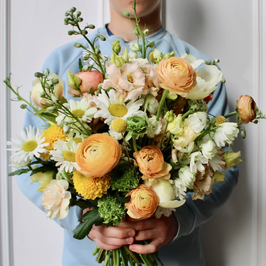 A bright spring bunch to cheer up Blue Monday 🌞#cheerfulbouquet #orangeranunculus #ranunculuslove #springbridalbouquet #weddingfloristedinburgh #weddingflowersedinburgh