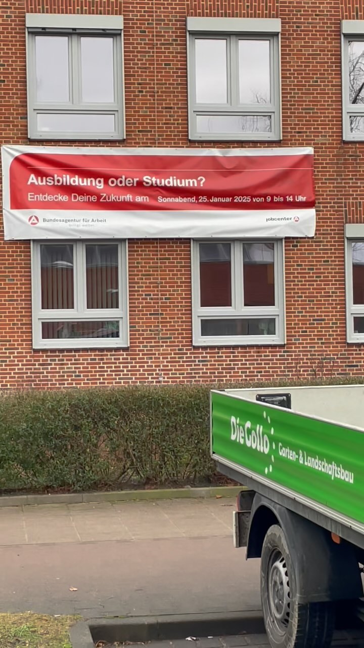 Vorbereitungen abgeschlossen – Wir sind bereit für die Ausbildungs- und Studienbörse!
Heute haben wir den Aufbau unseres Stands bei der Dualen Ausbildungs- und Studienbörse Lüneburg begleitet, und morgen geht’s los! 💪
Am Samstag, den 25. Januar 2025, von 09:00 bis 14:00 Uhr sind wir in der Agentur für Arbeit Lüneburg vor Ort, um euch über spannende Karrieremöglichkeiten bei Die Gollo zu informieren. Ihr findet uns im Untergeschoss der Agentur für Arbeit – schaut vorbei!
Egal, ob du eine Ausbildung im Garten- und Landschaftsbau suchst, dich über Praktika informieren möchtest oder einen Berufseinstieg planst – wir sind für dich da!
Unser Team freut sich auf interessante Gespräche und darauf, dir Einblicke in die Arbeit bei uns zu geben. Entdecke, wie du mit uns gemeinsam wachsen kannst! 💚
📍 Ort: Agentur für Arbeit Lüneburg, Untergeschoss
📍 Zeit: 09:00 bis 14:00 Uhr
#Ausbildungsbörse #KarriereImGrünen #DieGollo #GartenUndLandschaftsbau #ZukunftGestalten #Lüneburg #Ausbildung2025 #TeamGollo #Nachhaltigkeit #Berufseinstieg #365tagefürsieimeinsatz
Die Gollo GmbH – Deine Zukunft wächst bei uns.