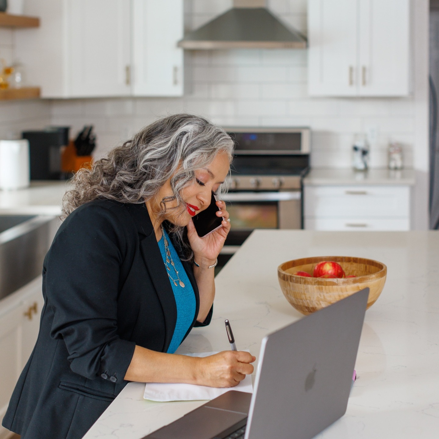 How do I help my clients? 🤔
I take busy professionals from overwhelmed to organized by clearing the chaos and creating peaceful spaces.
No more shame, frustration, or exhaustion—just a home that works for YOU. Let’s make organizing simple and stress-free!
✨ Ready to take the first step? DM me or visit my website www.cloudytoclearPO.com!
.
.
.
.
.
#ProfessionalOrganizer #DeclutterYourLife #BusyProfessional #HomeOrganization #ClutterFree #SimplifyLife #OrganizedHome #TidySpacePeacefulMind #CloudyToClearOrganizing