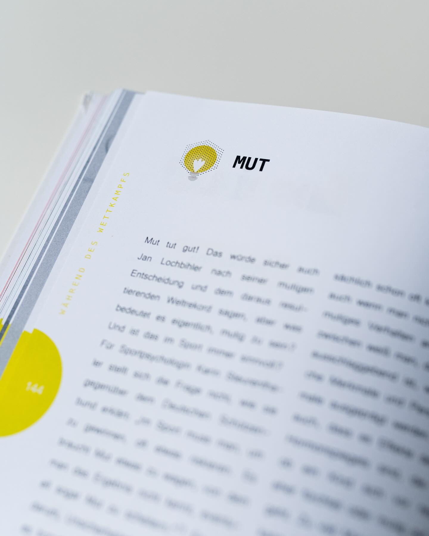 Wusstest du, dass in unserem Buch Insights, jedes der Kapitel ein eigenes Thema hat, mit dem wir uns ausführlich beschäftigen? Es geht nämlich nicht nur um die Geschichten, sondern auch darum, was dahinter steckt. Was zeichnet diese Geschichte aus sportwissenschaftlicher und mentaler Sicht aus? Jeder Hintergrund gibt dir einen tiefen Einblick in die Wissenschaft und lässt dich den Sport und deine Gedanken besser verstehen. Sei gespannt auf eine Menge neuen Input, verständlich erklärt und mit direktem Bezug dazu, wie du es umsetzen kannst.
.
Jetzt Buch bestellen auf www.trainingsbuddy.com.
.
#insights #sports #bookrelease #sportschiessen #luftgewehr #luftpistole #bogensport #sportscience #sportwissenschaft