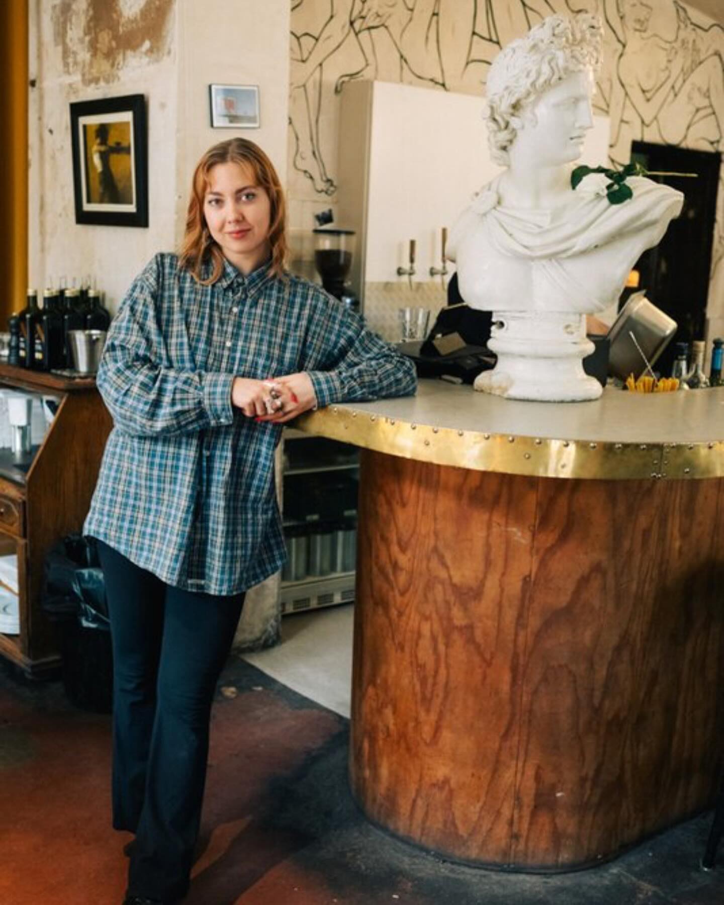 This is Agnese - our restaurant manager. Her job at Gazzo is to make the pizza party happen every night 🪩🍕
She leads a team of wonderful people from all over the world, creating that vibe we’re known for. A lot of details need to be right to make Gazzo a really fun and inclusive place, and Agnese is facilitating it all ✨
Gazzo is a place for people to connect. For people to meet their friends. For going on dates. For the beginning of a wild night, or for carbing up the day after. For great food. And for a vibe. We love to create this space for our community 💕
We’re now looking for someone to join us as an assitant manager. Work togther with Agnese to create this space, and be part of the mission to bring the pizza party every single night. We can offer both a serious, well-structured working environment, and a fun atmosphere.
If this could be you, send an email to hr@gazzopizza.com
Looking forward to hearing from you! 💌