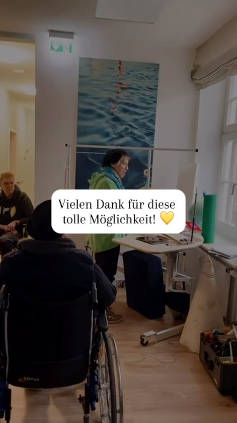 Ein Tisch ist nicht gleich ein Tisch… ☺️
Wir freuen uns riesig, dass Ulli Körber, Ergotherapeutin mit über 30 Jahren Erfahrung, ihren selbst entwickelten Tisch mitgebracht hat und unsere Therapeut*innen ihn für ihre Arbeit mit den Bewohner*innen im Haus für morgen nutzen dürfen. 🙏
Dieser ermöglicht gezieltes Training der kognitiven Fähigkeiten und fördert gleichzeitig den Austausch und die Gemeinschaft.
Ein großes Dankeschön an Ulli Körber für diese tolle Möglichkeit und dem NDR für den Beitrag am Weltschlaganfalltag 2024, durch den Ulli auf uns aufmerksam geworden ist!
(Link zum Beitrag: https://www.ndr.de/fernsehen/sendungen/hamburg_journal/WG-fuer-Schlaganfallbetroffene-Ein-Weg-zurueck-ins-Leben,hamj152734.html)
Wer Interesse hat, sich über die Arbeit mit und an diesem Tisch zu informieren, bitte melden.
#supporthausfürmorgen #hausfürmorgen