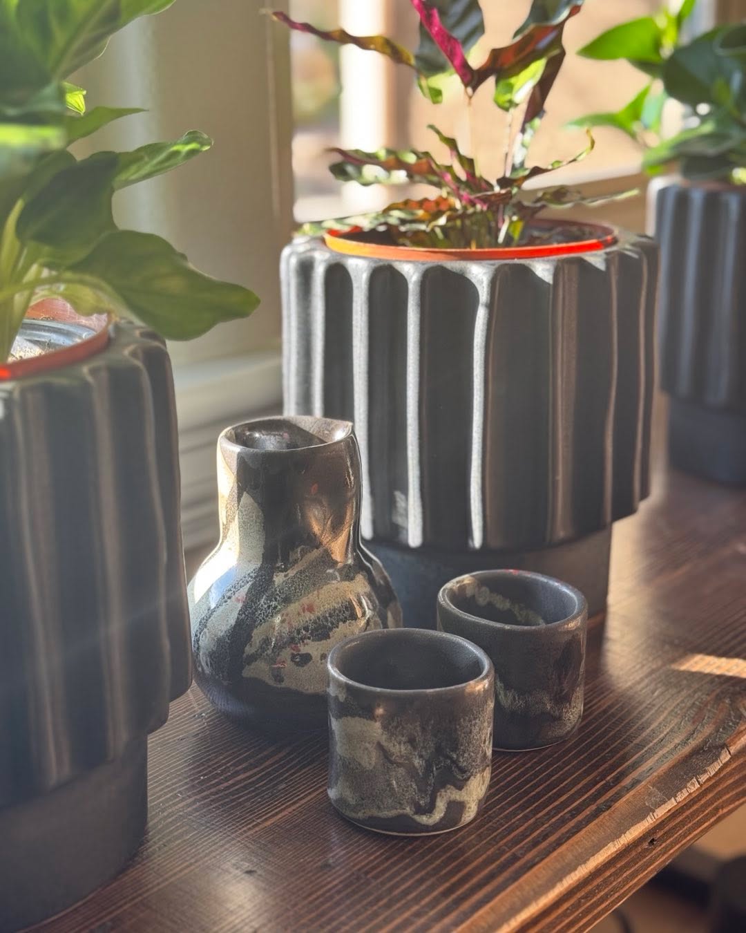 I stopped in at the lovely studio/showroom of @alexmarshallstudios for some inspiration. Well, it was wonderful! I brought home this one of a kind sake set and ordered myself a set of dishes while I was there. If it’s handmade IM IN! Super nice people there with extreme talent! My kind of place💖