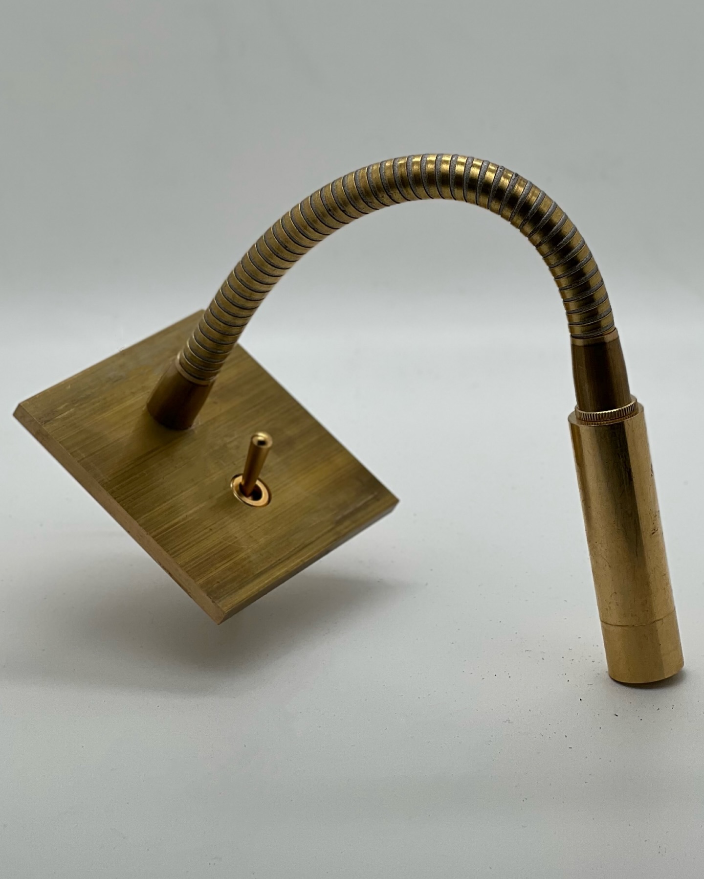 Chez 6ixtes, nous ne faisons pas que des interrupteurs et prises ! Cette liseuse en laiton brossé allie style intemporel et lumière douce, parfaite pour les soirées de lecture 📚
Différentes finitions possibles ✨
📸 3/3 : @agence_perfect_design
#6ixtes #6ixtesinterrupteurs #interrupteur #ateliersdefrance #savoirfaire #artisanat #artisans #maisonetobjet #decorationinterieur #decoration #interiordesign #interiordecor #homedecor #design #liseuse #craftmanship #homedesign #maisonetobjet2025 #faitenfrance #madeinfrance