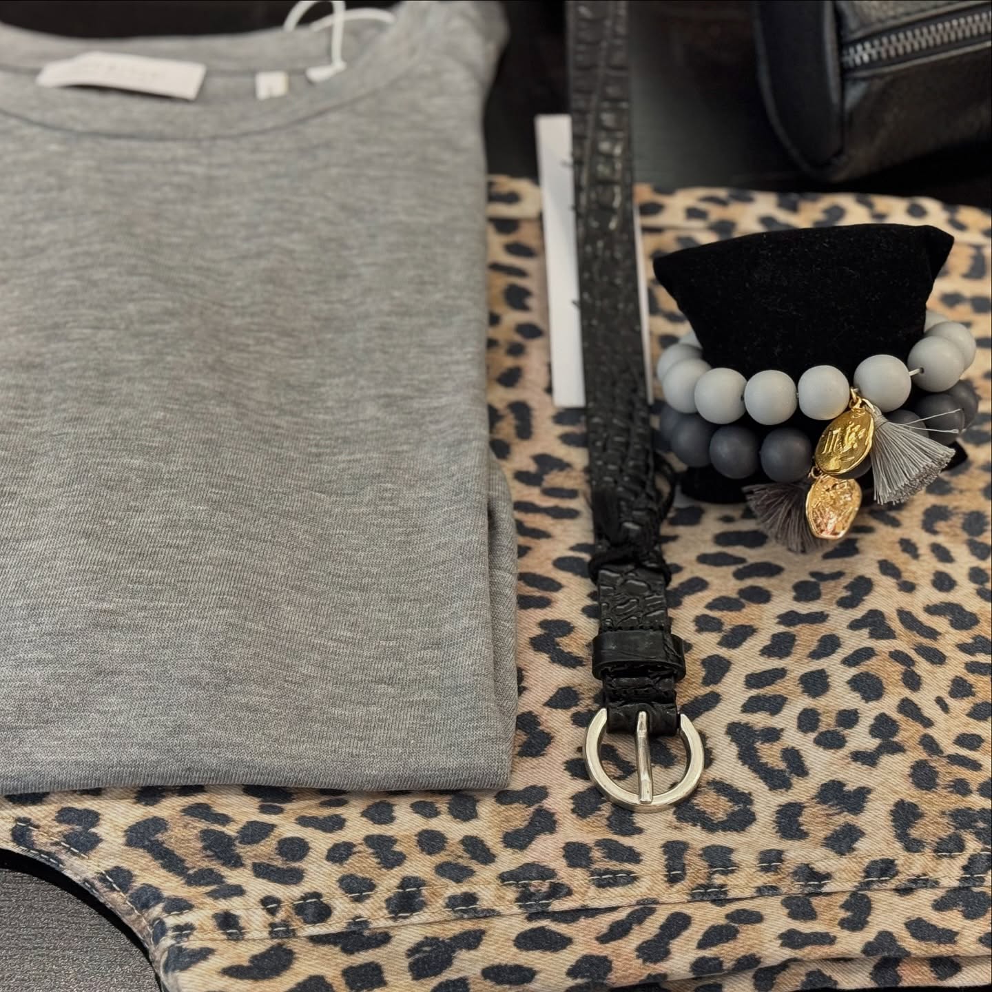 Wild & stylish – unsere neue Kollektion ist da! 🖤🐆 Leo-Prints treffen auf elegante Basics für den perfekten Look. Jetzt entdecken und verlieben! #NewCollection #LeopardLove #ConceptStoreVibes