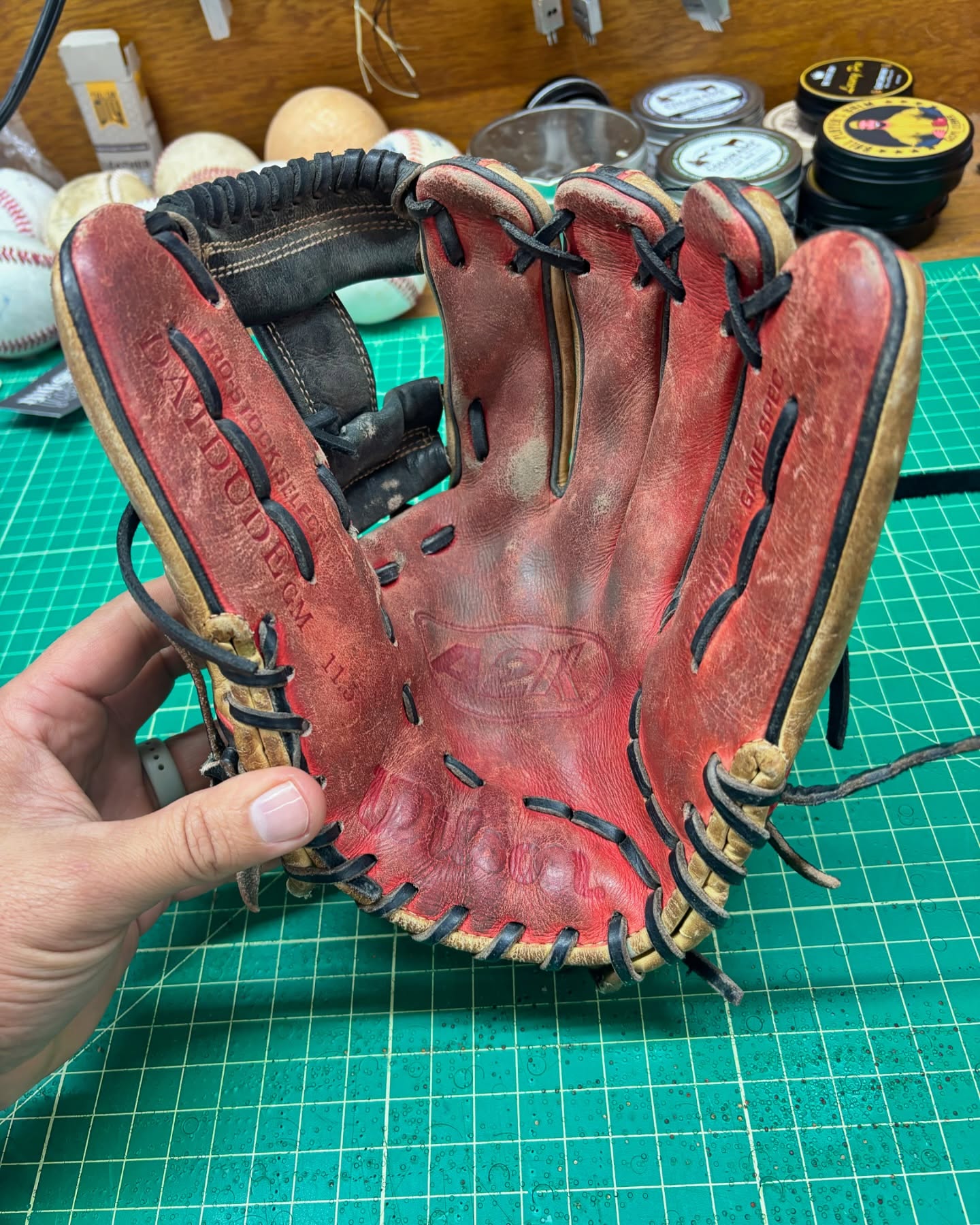 I wanted to make myself a catch-all tray with a red/white/blue theme so I found a very rough DatDude that had a pretty good palm area. These are pretty cool to have on your desk,dresser,etc. but after the cost of a glove, leather, time, the return on investment just isn’t there. I guess I’ll have a few for Xmas presents next year. Swing and a miss 😂
#ballplayersbalm #buyfastpitchgloves #flatbillbaseball #wilsona2k #wilsona2kdatdude #coloradoleatherbalm