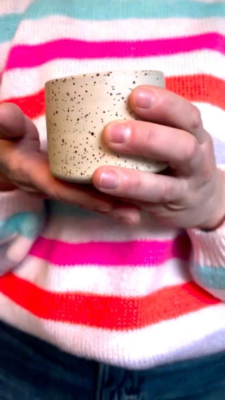 Yeah - am 08. Februar startet eine neue Workshopreihe für Einsteiger*innen. Kreiere deine eigene Lieblingstasse in der Plattentechnik: egal ob gerade, bauchig, rund, verspielt oder puristisch. An einem Samstag zeige ich dir, wie du mit der Hand Tassen formst. Am Ende wählst du aus einer Vielzahl an Glasuren und ich gebe deiner Tasse den finalen Schliff. Ein Unikat für jeden Morgen 🩵
#keramic #keramik #töpfern #hamburg #keramikworkshop #delingsdorf #badoldesloe #lieblingstasse #ceramics #pottery #clayart #handmadepottery #diy #handwerk #clay