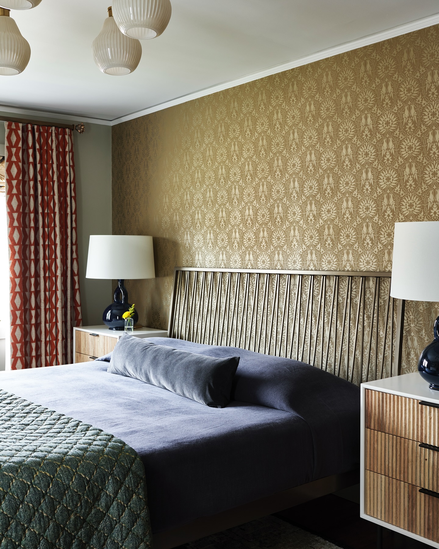 Something about it being 8° degrees in New Jersey at the moment makes it hard to get out of bed, and highlights the importance of having a bedroom that you love. 🥶
Who else hit the snooze button a few times this morning?
Tip: Zoom in for the wallpaper detail. 😍
Designer: Yours truly.
Interior Stylist: @kiyanapanton
Photographer: @sans.murs