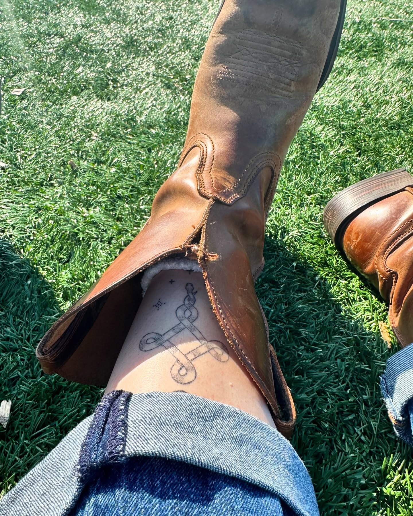 It’s always fun when you spot your tattoo poking out…love my shin by @wayfinder_ink