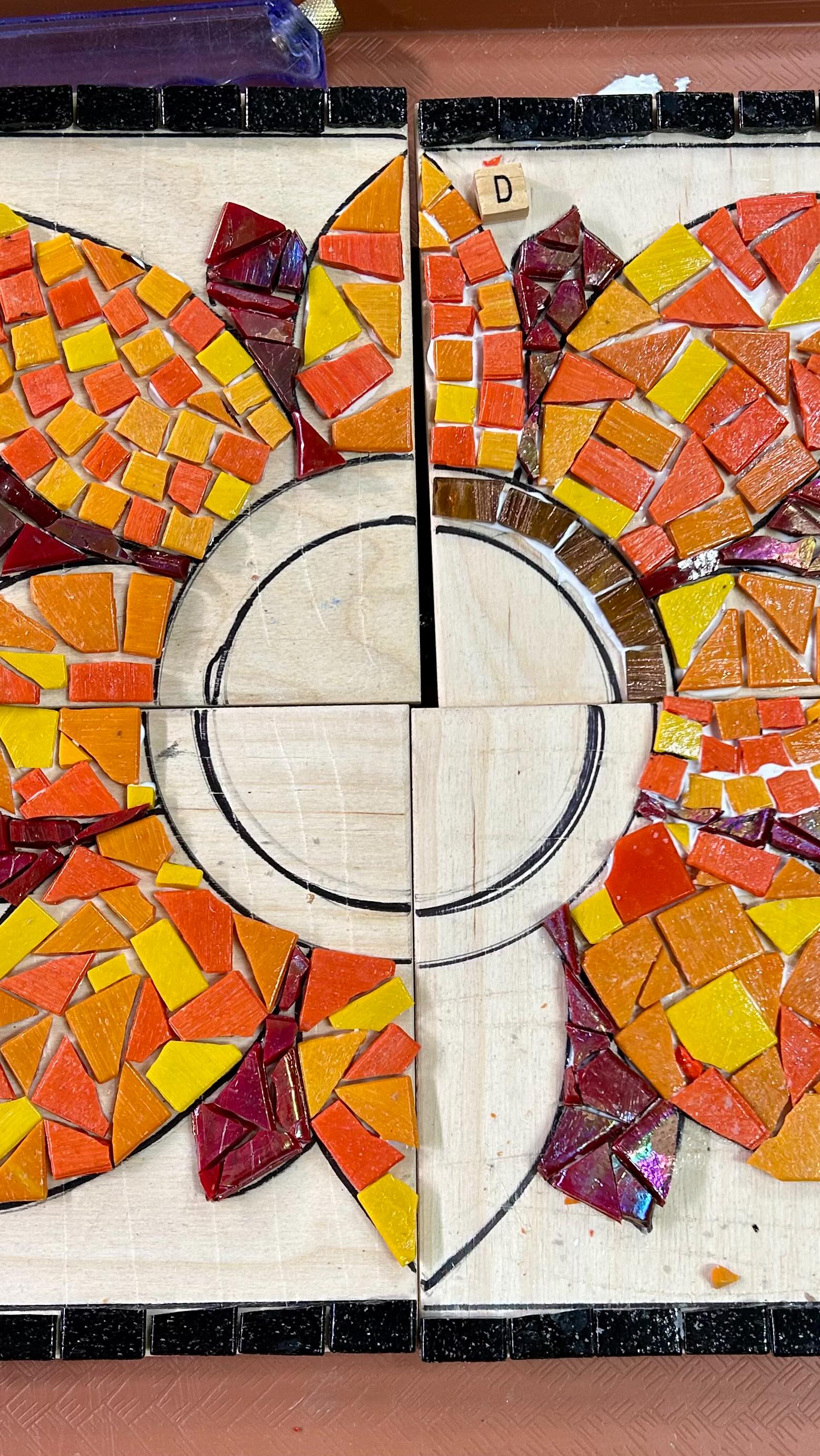 Welcomed the morning 🌞 with a sweet bunch, mom, daughters, and sister in law, each creating their own unique quarter of a sunflower. Coming back to finish petals, background and grouting in a couple of weeks! So, stay tuned to see their finished sunflower 🌻
#mosaicsbymima #mosaiclife #mosaicos #mosaicoinstagram #mosaicworkshops #mosaicsunflower #mosaicworld #charlotteartscene #charlotteartclasses #minthillncevents #minthillarts #mosaicart #artworkshops #familytime❤️ #guildofcharlotteartists #mosaicoschile #mosaicoshidraulicos #ᴍᴏsᴀɪᴄᴏsᴠᴇɴᴇᴄɪᴀɴᴏs #mosaicosmexicanos #lovemywork #artteacherlife