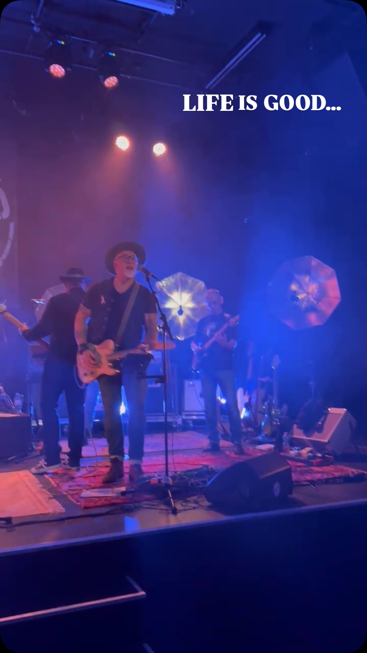 Life is good… 💜
#lifeisgoodwithrosewood #swissmusic #10yearsontheroad #musicfromswitzerland #countrymusic #americana #lifeisgood