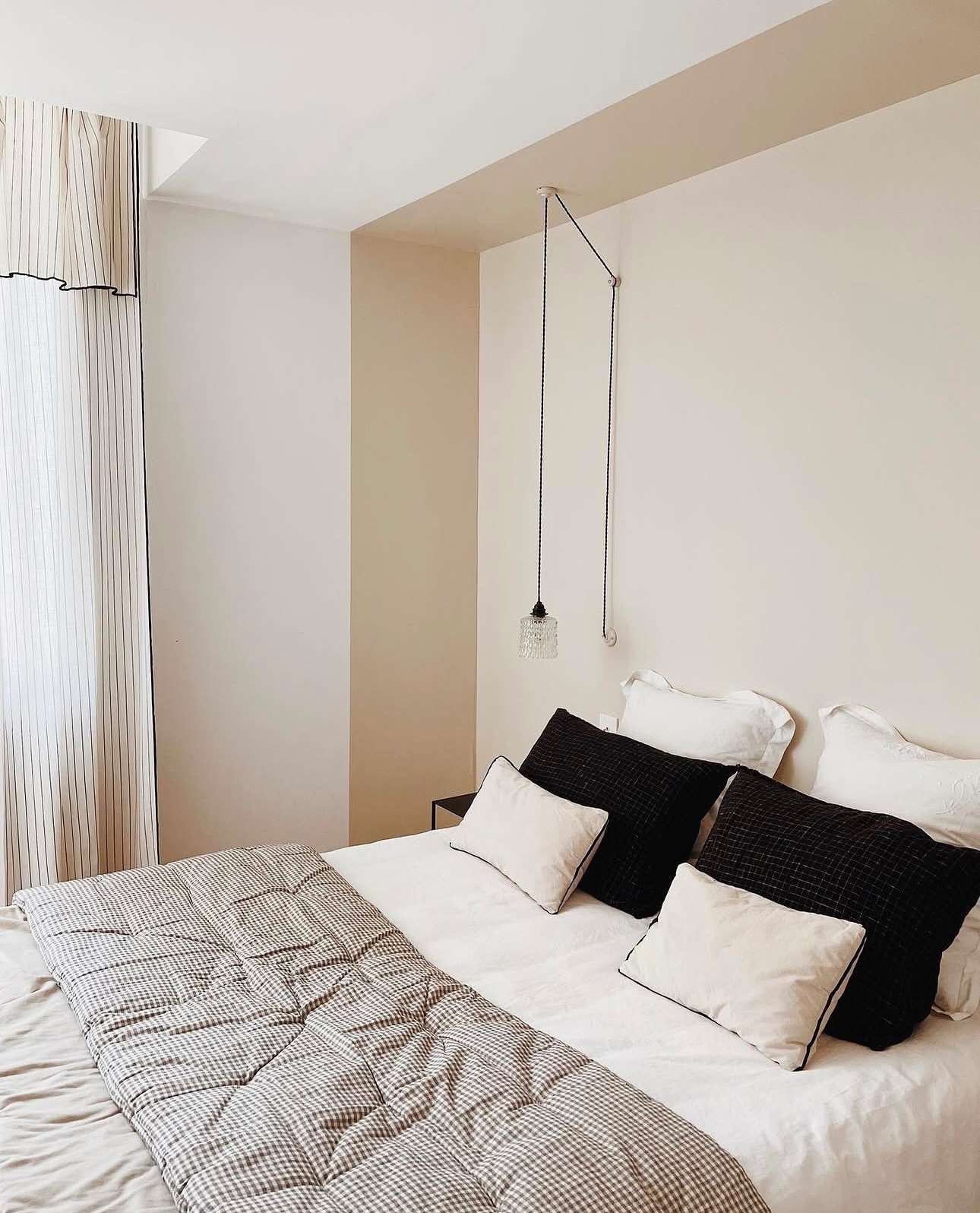 Avez-vous déjà envisagé de vous projeter lors de vos visites de biens ou de réfléchir à un rafraîchissement pour votre maison un peu vieillissante ?
Vous souhaitez être accompagné pour explorer tout le potentiel d’un espace ? Imaginez de nouveaux lieux de vie, visualisez un univers décoratif à votre image…
Faites confiance à @au50bis pour vous guider dans cette transformation !
** Retour ici sur le AVANT/APRÈS - @au50bis.home **
La réorganisation de cette échoppe était une évidence.
Vous remarquez cet évier ?
Il a disparu pour laisser place à une charmante chambre d’appoint, parfaite pour accueillir les grands-parents ou les amis de passage, avec une douce décoration chinée.
.
.
.
.
#DesignIntérieur #Au50bis #ArchitectureIntérieure #DécoratriceBordeaux #ArchitecteIntérieur #RénovationIntérieure #RénovationMaison #InspirationIntérieure #InteriorDesign #DecoratriceLeognan #ArchitecteIntérieurLeognan #Leognan #Bordeaux