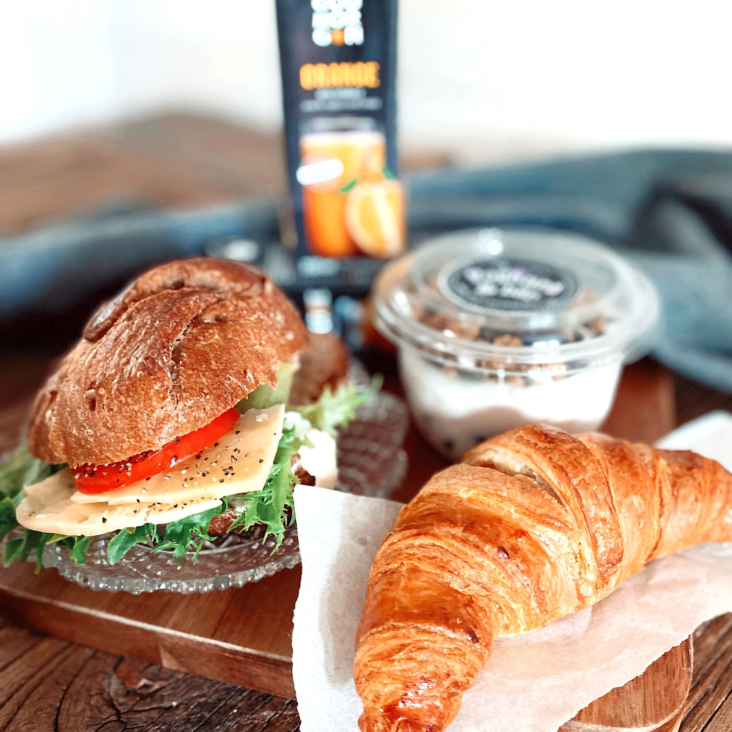 Ge era kunder och kollegor en energikick på morgonen och sätt tonen för ett framgångsrikt möte 🥐
Vi har massor av smakfulla portionförpackade kombos. Allt levereras i snygga, separata papperspåsar om ni vill – perfekta för att dela ut under kundmötet!
#frukostleverans #morrisandbens #frukostmöte #beställmacka #beställafrukost #frukostpåjobbet