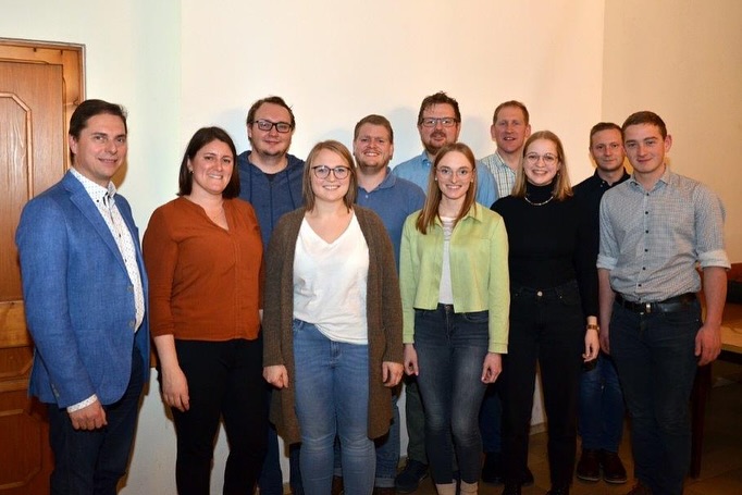 🎶 Rückblick auf unsere Generalversammlung am 17.01.2025! 🎶
Am vergangenen Freitag fand unsere Generalversammlung im Gasthaus Gahleitner statt! 🌟
Wir haben unsere langjährigen Mitglieder geehrt, die mit ihrem Engagement unseren Verein bereichern. Ein besonderer Dank geht an Manfred Mittermair, Andreas Kaimberger und Kerstin Brandstetter, die nach vielen Jahren aus dem Vorstand ausscheiden – euer Einsatz wird uns fehlen! 🙏❤️
Im Jahresrückblick haben wir auf viele erfolgreiche Konzerte, Veranstaltungen und Ausflüge zurückgeschaut, die uns als Gemeinschaft noch enger zusammengeschweißt haben.
Außerdem wurden Neuwahlen des Vorstandes durchgeführt. Wir blicken gespannt in die Zukunft! 🚀
Ein großes Dankeschön an alle Mitglieder für eure Unterstützung und euer Engagement! Auf ein weiteres musikalisches Jahr! 🎵✨
#Musikverein #Generalversammlung #Ehrungen #Neuwahlen #Gemeinschaft #Musik #herzogsdorf #mvherzogsdorf #musiroas #jahreshauptversammlung #blasmusik #liebezurmusik #zusammenhalt #geinsam #verein