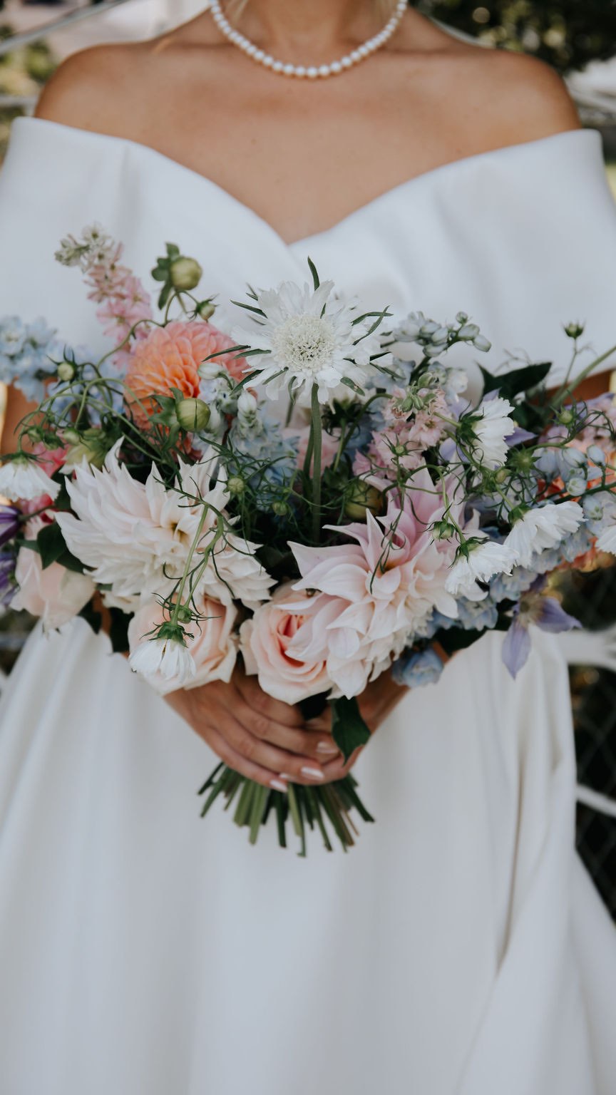 Mitt första fokus på ett bröllop är alltid att bilderna blir bra. Men finns det tid över så brukar jag filma små snuttar från dagen som jag sen sätter ihop i en sån här film och ger till brudparet, som en liten gåva.
Jag är ingen videograf men jag tänker att det kanske lite kul för brudparen iaf 🤍
#weddingphotographer #weddingphotography #bröllopfotograf