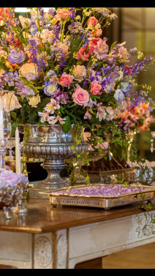 No nosso #tbt de hoje
Um baile digno da alta sociedade!
Uma decoração inspirada no universo de Bridgerton. Detalhes clássicos, flores exuberantes e um toque de realeza para uma festa de 15 anos inesquecível.
Decor: @casorio_perfeito
Parceiros: @eventos.essencialetoldos @pistaparisjrrj @santehmesaposta @belle_table @portaldooriente @festah @etccoisasetal @elianesalgadolocacao @bambuverde
Buffet: @artedossabores
Bolo: @doglacerj
Doces: @doglacerj @raphspatisserie
Bem-vividos: @raphspatosserie
Macarrons: @maymacarons
DJ: @turtledeejaydj
Atração @tiliaoficial
Animação @hiperativoseventos
Interatividade @printapicbr
Open bar @barprimerj
Local @aabbrio
.
.
.
.
#decorcasorioperfeito #casorioperfeito
#15Anos #TemaBridgerton #FestaDeÉpoca #BaileDeDebutante #Elegância #Realeza #DecoraçãoLuxuosa #SonhoRealizado #InspiraçãoBridgerton #EstiloVintage #VestidoDePrincesa #DetalhesQueEncantam #FestaDosSonhos #ClássicoModerno #EraRegencial
#noivas
#casamento