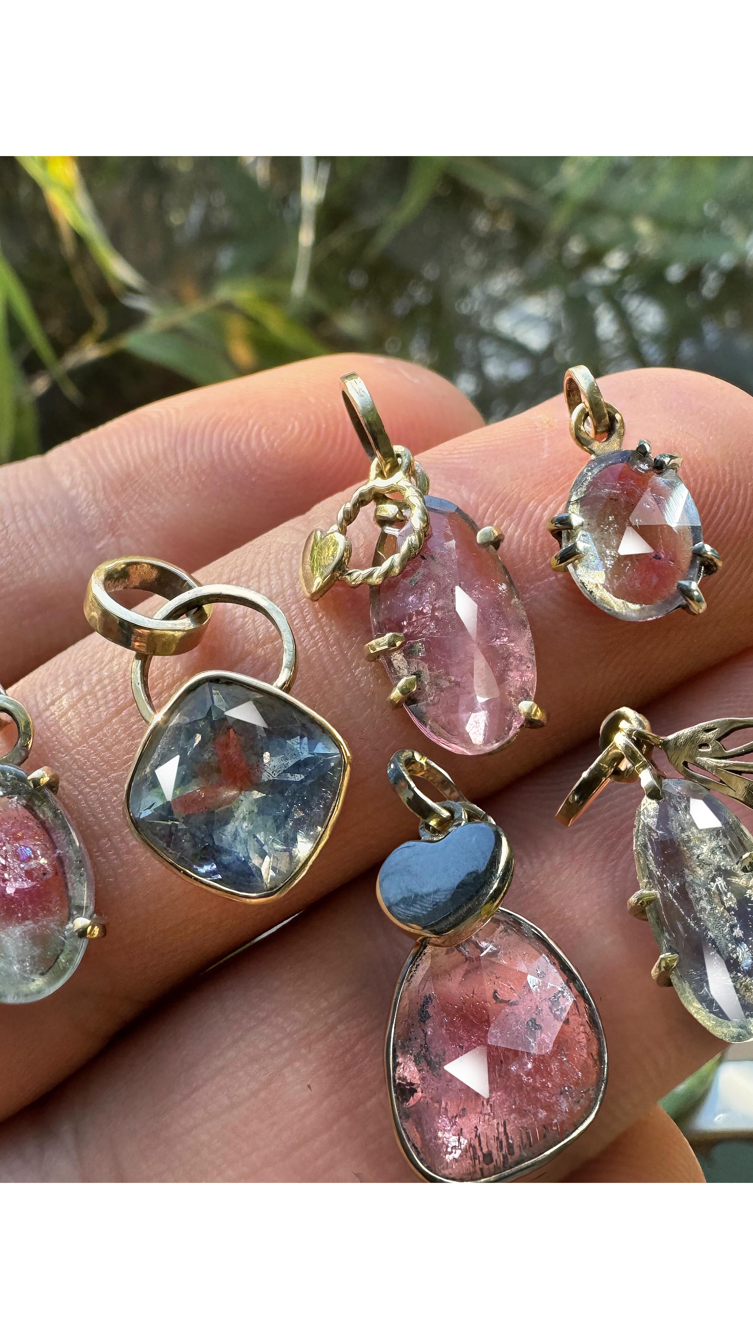 Dzieńdoberek! 🌞
Przedstawiam Wam dziś kolejne z obiecanych styczniowych nowości! 🥳
Turmaliny i akwamaryny w pięknych różach i błękitach. Nieregularnie szlifowane kamienie oprawione w delikatne złote wisiorki z drobnymi akcentami 😍✨
Niebawem zawitają w sklepie na stronie. Ale można oczywiście i zdecydowanie warto zamówić już wcześniej, wysyłając bezpośrednią wiadomość do mnie 🤗
To wielka frajda tworzyć dla Was takie skarby! ✨🧙♂️
:::
Napisz do mnie aby poznać detale i spełnić marzenie zamawiając jeden z nich lub podobny wisiorek stworzony na zamówienie dla Ciebie lub kogoś bliskiego 🤗📮💍👌✨
:::
.
.
.
.
.
#ilovemyjob #myprecious #bartoszciba #jewelrydesigner #bartoszcibajewelry #finejewelry #perfectimperfection #turmalin #ooakjewelry #wisiorekzturmalinem #minimalistjewelry #wisiorekzksiężycem #goldsmith #wisiorekzakwamarynem #minimalist #baśniowabiżuteria #perfectimperfection #akwamaryn #wishcometrue #wisiorekzserduszkiem #makeawish #wisiorekserduszko #złoteserduszko #prezentdlaniej #różowyturmalin #wisioreknaszczęście #złotywisiorek #wisioreknazamówienie #prezentidealby #pierścieńarabelli