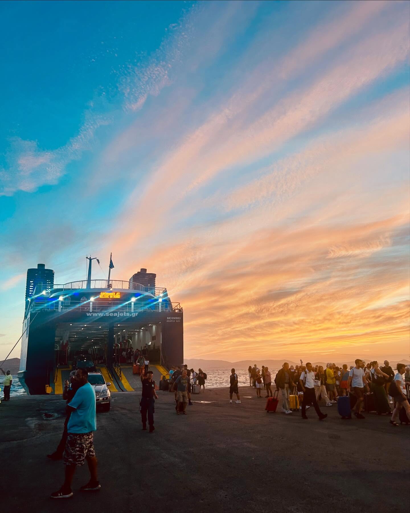 FR/ENG > N’avons nous pas tous un coucher de soleil qui nous a marqué? En Grèce , la fin de la journée 🌞n’est que le début d’une merveilleuse soirée 🌙. ENG> Don’t we all have a sunset memory we cherish? When in Greece, the end of the day 🌞 is just the beginning of a wonderful evening 🌙 #greeksunsets #traveltogreece #vacancesderêve #souvenirsdevacances