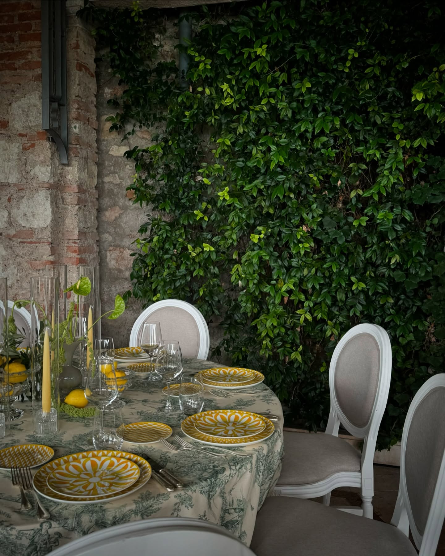 ✨ La Dolce Vita in Sirmione ✨
Diese traumhafte Hochzeit in Italien hat uns komplett verzaubert! 🌿🍋 Mit der Kulisse von Sirmione am Gardasee und einem Konzept, das pure Natürlichkeit feiert, durften wir eine einzigartige Atmosphäre schaffen.
Die Tischdekoration war inspiriert von italienischem Charme: Frische Zitronen als Hingucker, begleitet von Olivenzweigen und einem sanften Farbschema aus Grün, Beige und Naturtönen. Besonders stolz sind wir auf die Flower Clouds aus Olivenzweigen, die wie schwebende Kunstwerke über den Gästen schwebten und die mediterrane Leichtigkeit perfekt unterstrichen.
Italien, du bist immer wieder magisch – und diese Hochzeit ein echtes Highlight für uns! 💛🌿
#WeddingInItaly #SirmioneWedding #MediterraneanVibes #LemonWeddingDecor #naturalelegance #wedding #italy #flowers