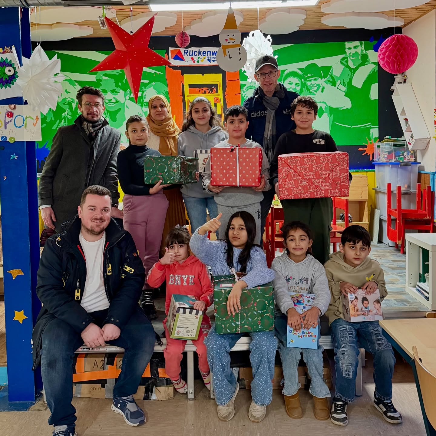 - Weihnachts-Spendenaktion -
Dank unserer großzügigen Gäste konnten wir gestern eine Wagenladung Spenden aus unserer Spendenaktion über die Weihnachtstage an den Verein @rueckenwind.leher.kinder übergeben. Mit dabei waren Unmengen Spielzeug, Kleidung, und Utensilien, die die Kinder und Ihre „Großen“ gut gebrauchen können.
Besonders bedanken möchten wir uns bei @soeren.brunke und dem Kollegium der Schule am Wiesendamm für die großzügigen Spenden.
Ein Bericht zur Übergabe an das Tierheim Bremerhaven folgt in den nächsten Tagen.