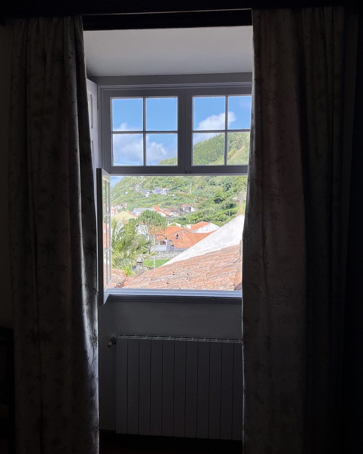 A vista dos nossos quartos permite-nos fundir com a natureza envolvente da Maia e criar memórias duradouras das suas férias na ilha de São Miguel desde o momento em que acorda até à hora de ir dormir 🌳 🍃 ✨
-
The view from our rooms allows us to merge with the surrounding nature of Maia and create lasting memories of your vacation on the island of São Miguel from the moment you wake up until the time you go to sleep 🌳 🍃 ✨
#solardelalem #azores #vacations #azoresislands #discoverazores #saomiguel #nature #maia