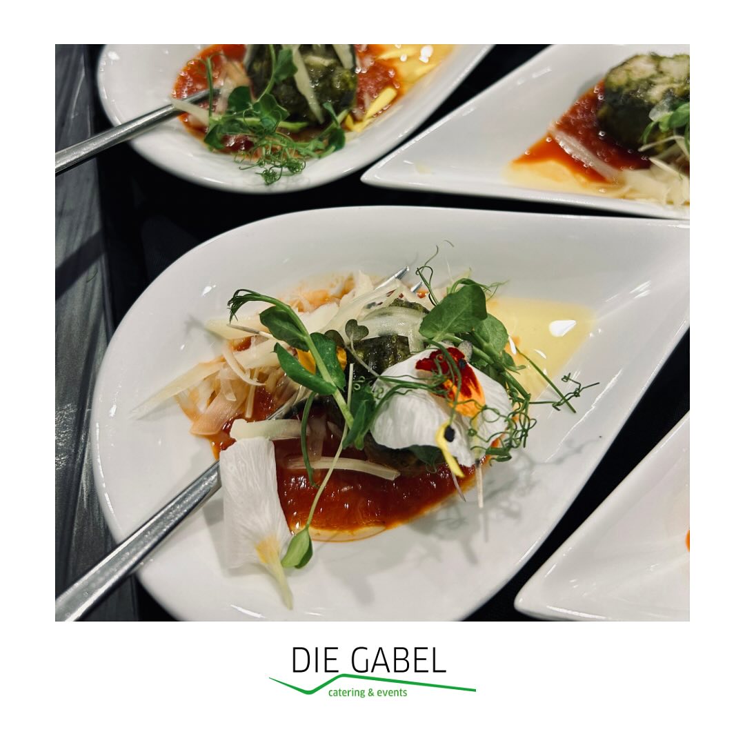 Das Jahr 2025 hat für uns mit einem Neujahrsempfang für ein Recycling- & Logistikunternehmen im Rhein-Main-Gebiet gestartet.
⭐️KEY FACTS⭐️
Gäste: 100
Location: Firmengelände in Wiesbaden
Speisen: 10-Gang Menü im Flying-Service
Wir freuen uns auf alle kommenden Veranstaltungen &
unser Team berät Sie gerne in allen Belangen rund um die Durchführung eines erfolgreichen Events!
#diegabel_cateringevents #cateringfrankfurt #cateringrheinmain #neujahrsempfang #2025 #flyingdinner