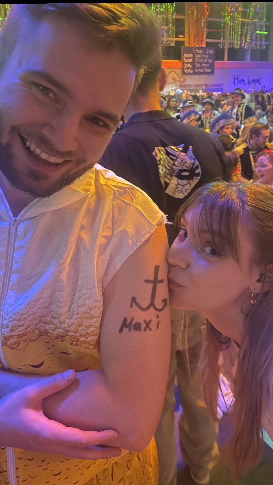 Wenn das geplante Bühnenoutfit einfach zu Basic ist... 🪡👑
@i_a_n_ma_x_ri
#dorfheilige #fasching #fashion #bier