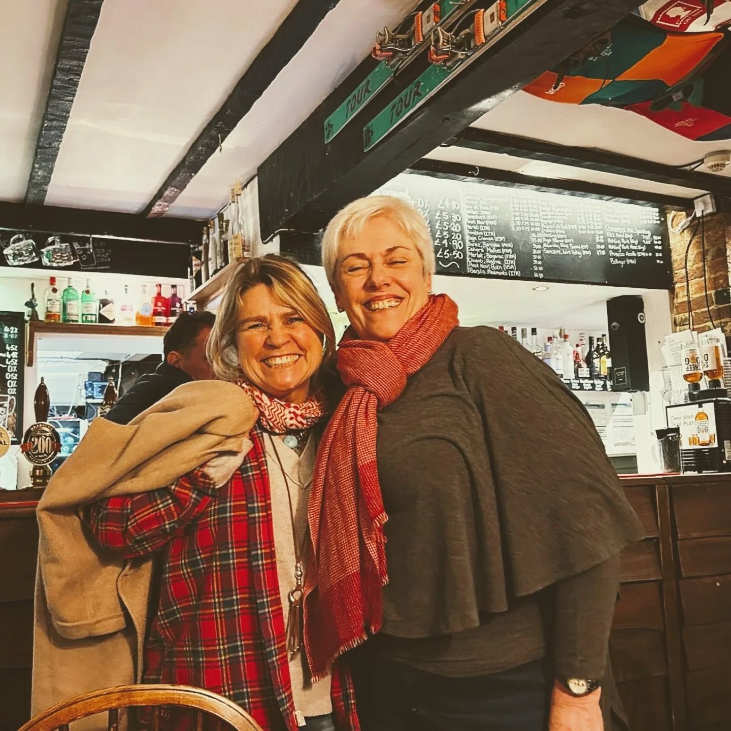 All about Tartan and Friends for me this evening 🫂🤣 @queensheadsheet #austrailia #brisbane #hampshire #bestfriends #tartan #vintageshirt #fellingfabulous #friendcancerfree #celebration #cancersurvivor #mybestfriend