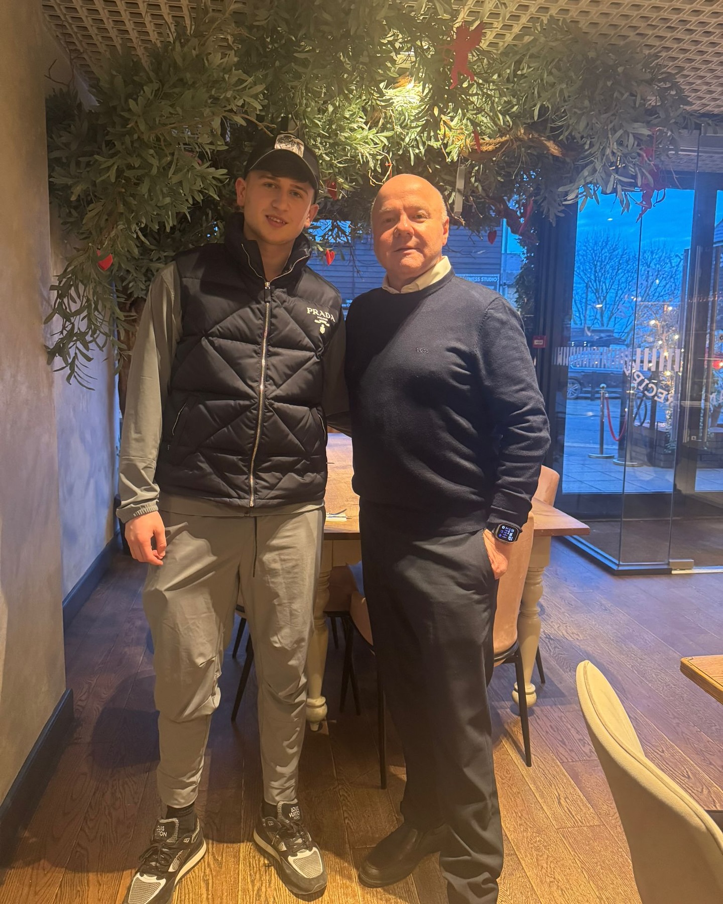 Spotted at Nonna’s! Tottenham first team rising star Mikey Moore stopped by for lunch and a quick snap with our director Dean. ⚽🍝 Great food, great company – that’s how we do it! 💫
#NonnasKitchen #MikeyMoore #COYS