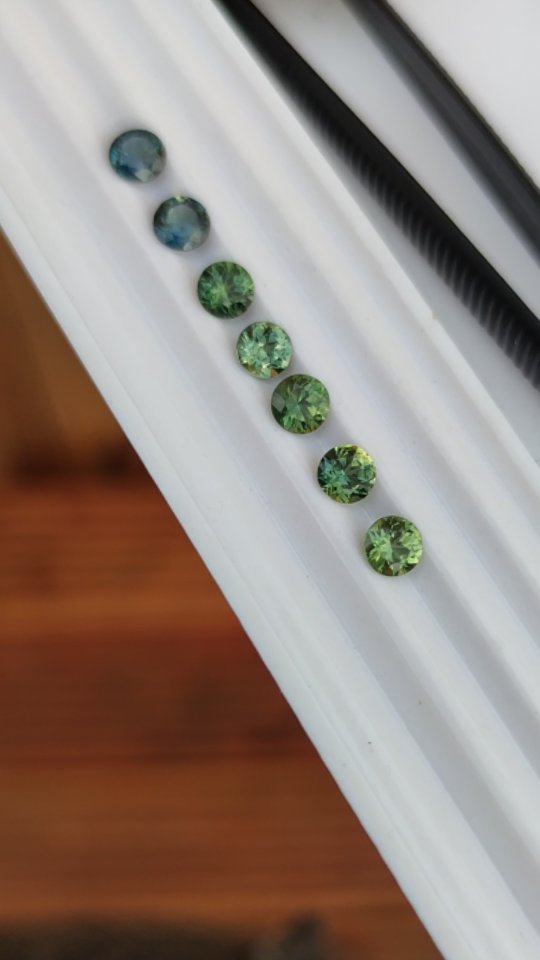 Can't get enough of this line up! My hoard of 0.5ct Australian sapphires 💙💚 Each one is ethically sourced, beautifully unique and available to be set in one of the 0.5ct round ring designs on my website 💍