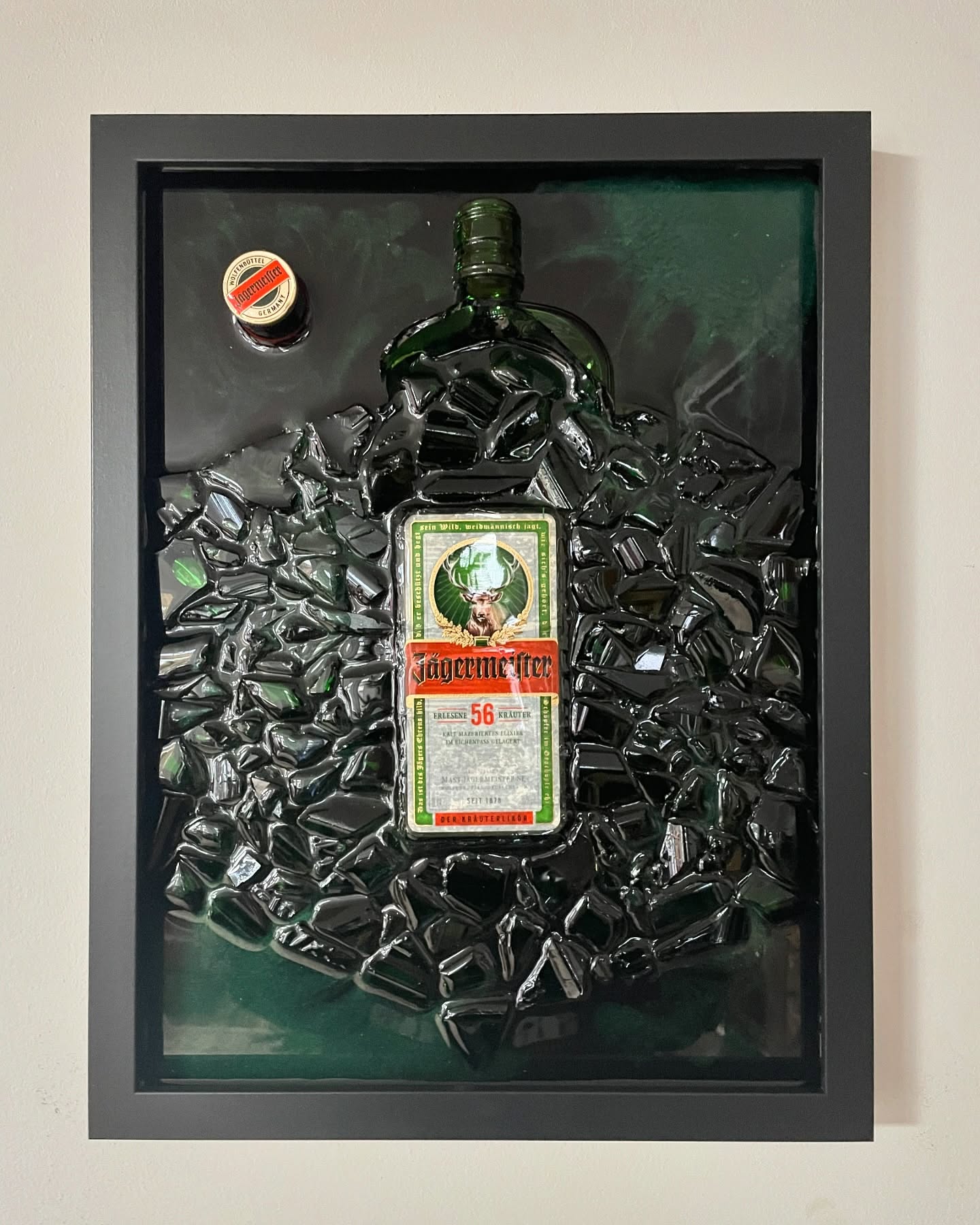 Jägermeister Flasche im 40x30cm Rahmen mit grünen Farbelementen🍾🔨