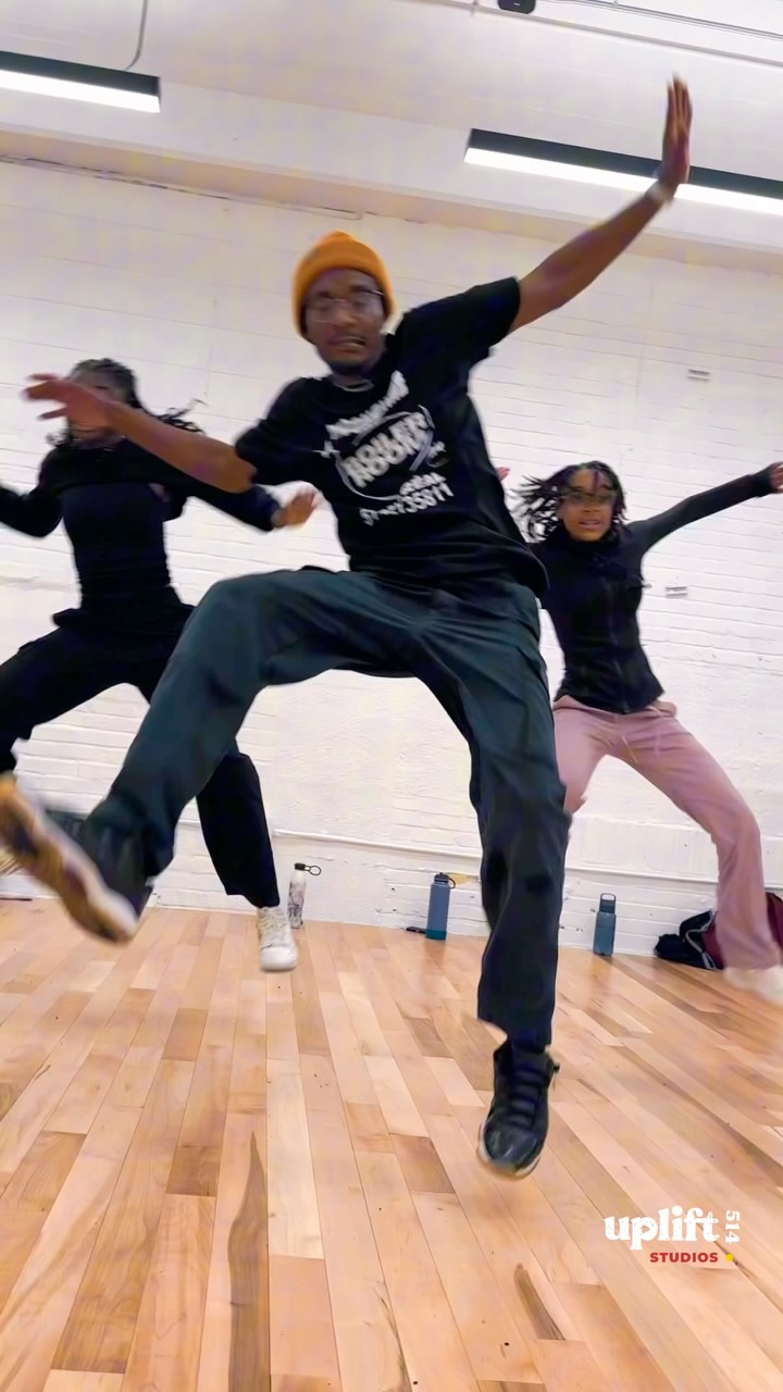 Good vibes with these two, au minimum @mxyl.ish & raphaelle 🔥🔥🔥 🇨🇩
🧠 : @meloomat
🎶: minimum ça - @dr.yaro
#uplift514 #dancefirst #thinklater #ndombolo