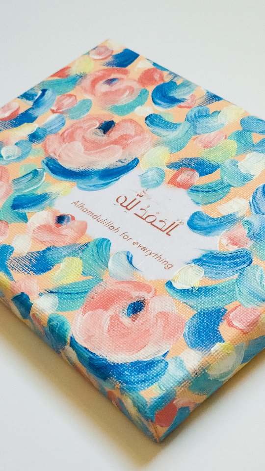 I have been exploring how much I can abstract forms without losing their meaning, and that’s how the "Praise in Bloom" collection was born! I felt so inspired to paint flowers this time, bringing together nature and gratitude in each piece.
✨️I’ll be offering these at the @rgsguildfordqatar market next Saturday, 1st of February.
Can’t make it there? Just DM me to snag this piece! 🙌🏼
Pictured: "Praise in Bloom" 🌸
13 x 18 cm | Acrylic on stretched canvas