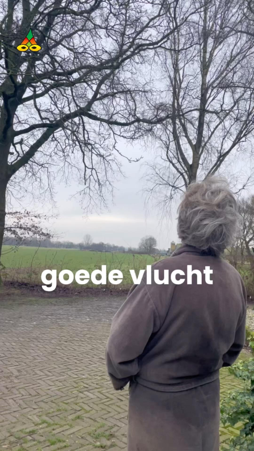 NUMMER 78: Goede vlucht
Puur op instinct koers
ook ik naar de zonzijde
als een trekvogel.
Mijn silhouet blijft
achter in het verleden.
Langzaam maar zeker
Langzaam en zeker
Nee, zeker en vast
#Dichter van #Nederland & #Vlaanderen #voorjou over #trekvogels #zuiden #zon #freebird #lynnardskynnard en #liefde voor #muziek #poezieiseendaad #instapoëzie
Dit is een ‘Hou de zonzijde’ Productie
Tekst & geluid: Maurice Jonkers
Videografie & eindredactie: @studio.hilma @drawings_dontmakesense