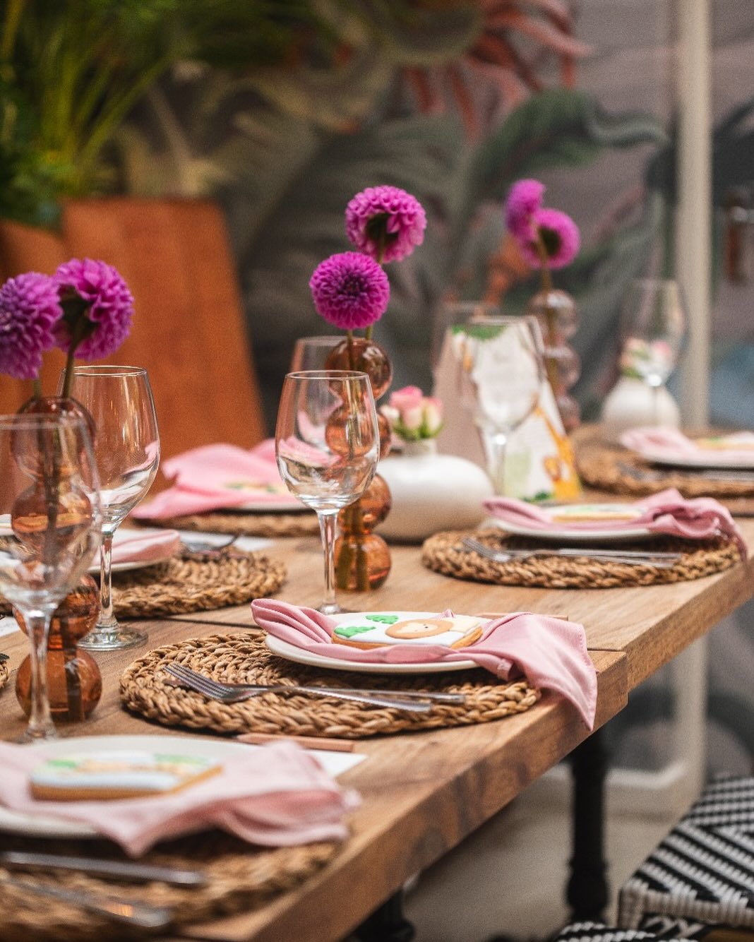 A space where modern elegance meets natural beauty – perfect for creating unforgettable memories over great food and company. 🌿✨
@richardwinter_
#GreenhausMoments