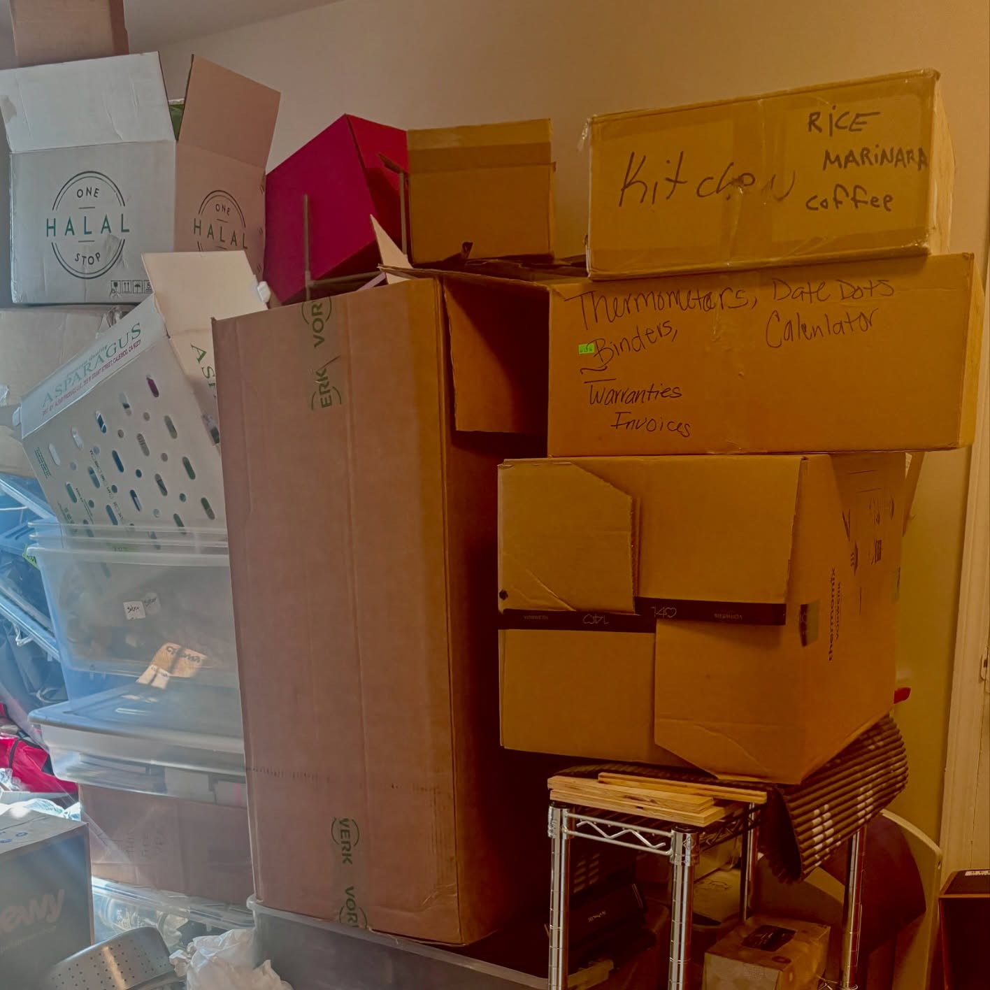 🎉 Decluttering win of the day: Breaking down cardboard boxes and recycling them! 📦♻️
Why do so many of us keep a stash of boxes? 🤔 Maybe it’s the thought of returning or reselling something… but let’s be honest: months (or even years) go by, and those boxes are still sitting there, taking up space.
Here’s the truth:
👉 They waste space you could use for things you actually need.
👉 They collect dust and might even attract pests.
👉 They add visual clutter, making your space feel chaotic.
The most practical step? Break them down and recycle them! 🌟 If you must save a box, keep only a few and store them flat to avoid clutter creep.
Ready to reclaim your space? Let’s tackle it together! 💪✨ DM me.
.
.
.
.
.
#DeclutteringTips #OrganizedLiving #ClearTheClutter #RecycleResponsibly #ProfessionalOrganizer #LessClutterMoreJoy #CardboardClutter #OrganizedSpaces #HomeOrganization #CloudyToClearOrganizing