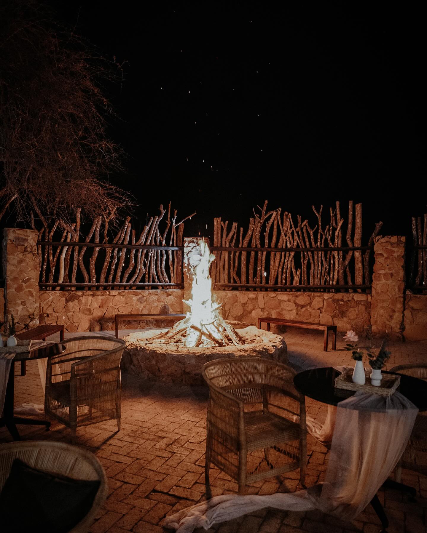 A night under the stars with the people that matter the most 🌟
Our boma area is the perfect setting to get-together the night before your wedding!
Enjoy the night with friends & family around the fire with a LEKKER traditional braai menu.
Ready to plan your big wedding weekend? Enquire about our weekend wedding packages ➡️ info@wildwoodvenue.com