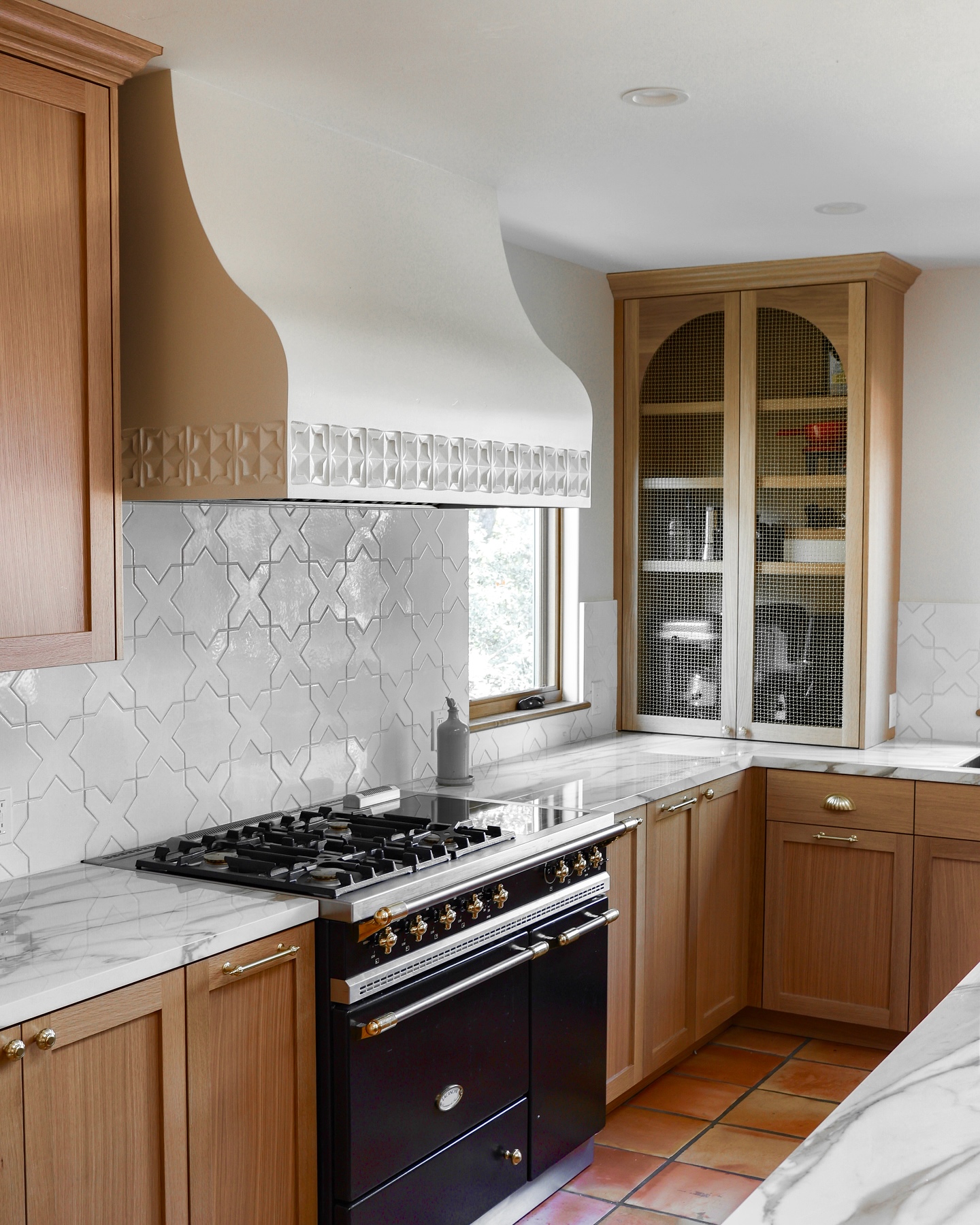 We finally took photos of some of our favorite projects from last year. Here’s a peak at a rift sawn white oak kitchen we built in Los Gatos. Got to try some new things with the curved details on the hood cover and arched doors!
Photography @b.ritt.back
GC @pacificbuildersinc